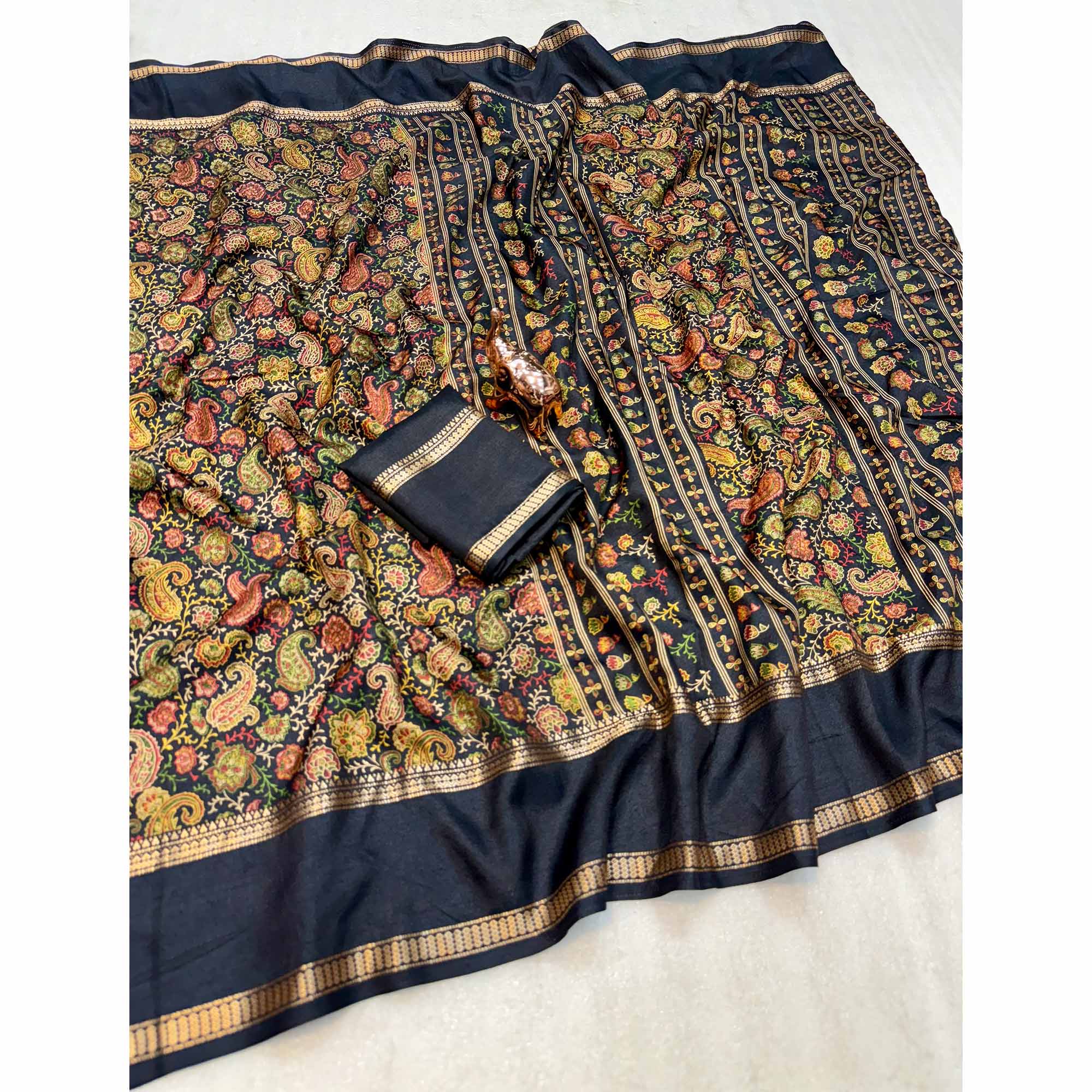 Gorgeous Black Soft Silk Blend Saree Featuring Classic Paisley Prints for Elegant Occasions