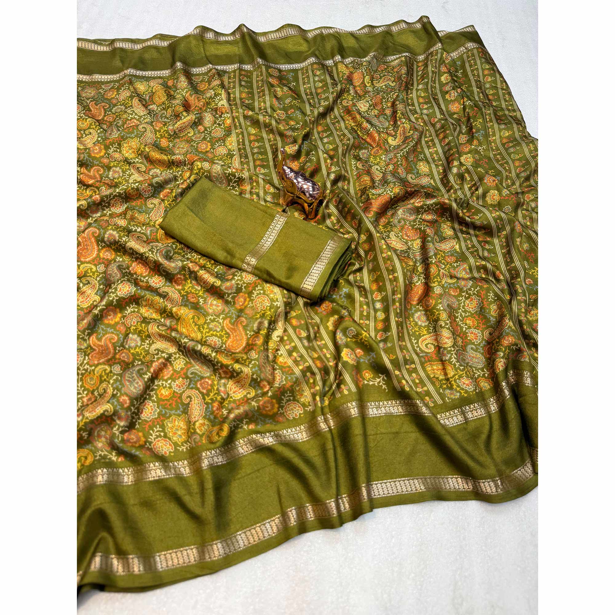Gorgeous Green Soft Silk Blend Saree Featuring Classic Paisley Prints for Elegant Occasions