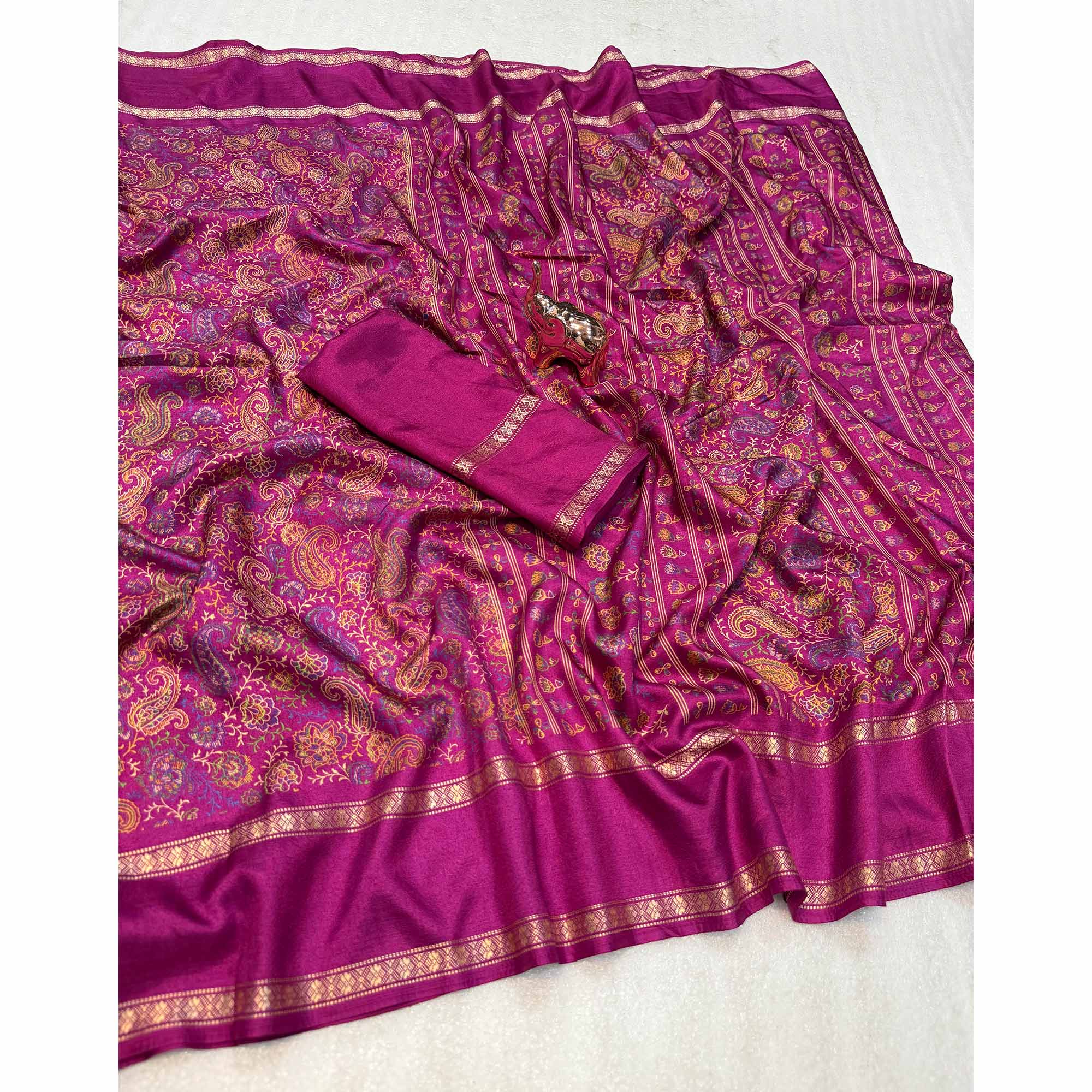 Gorgeous Magenta Soft Silk Blend Saree Featuring Classic Paisley Prints for Elegant Occasions