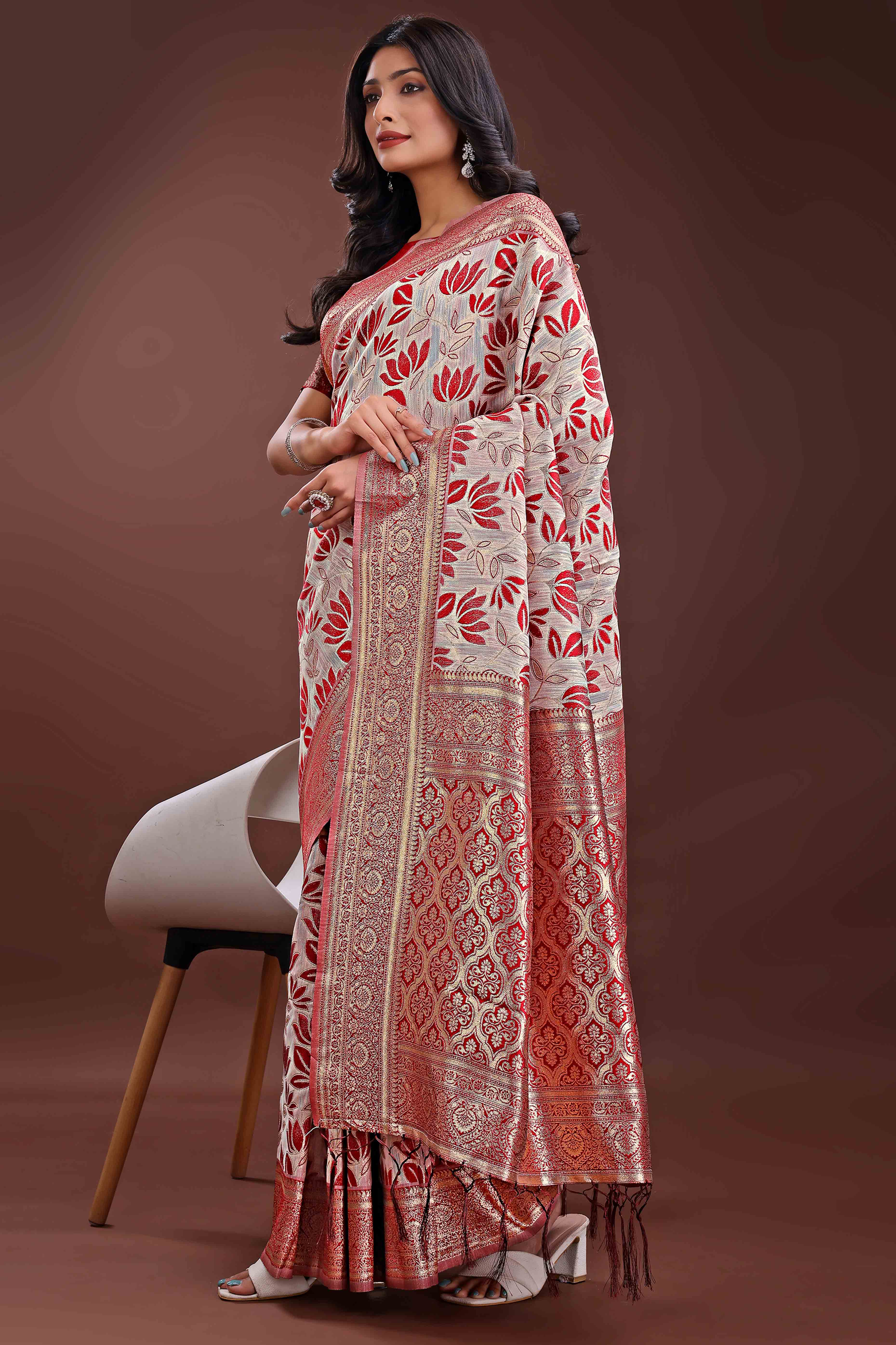 Maroon Linen Cotton Saree Featuring Graceful Floral Patterns in Zari Weave