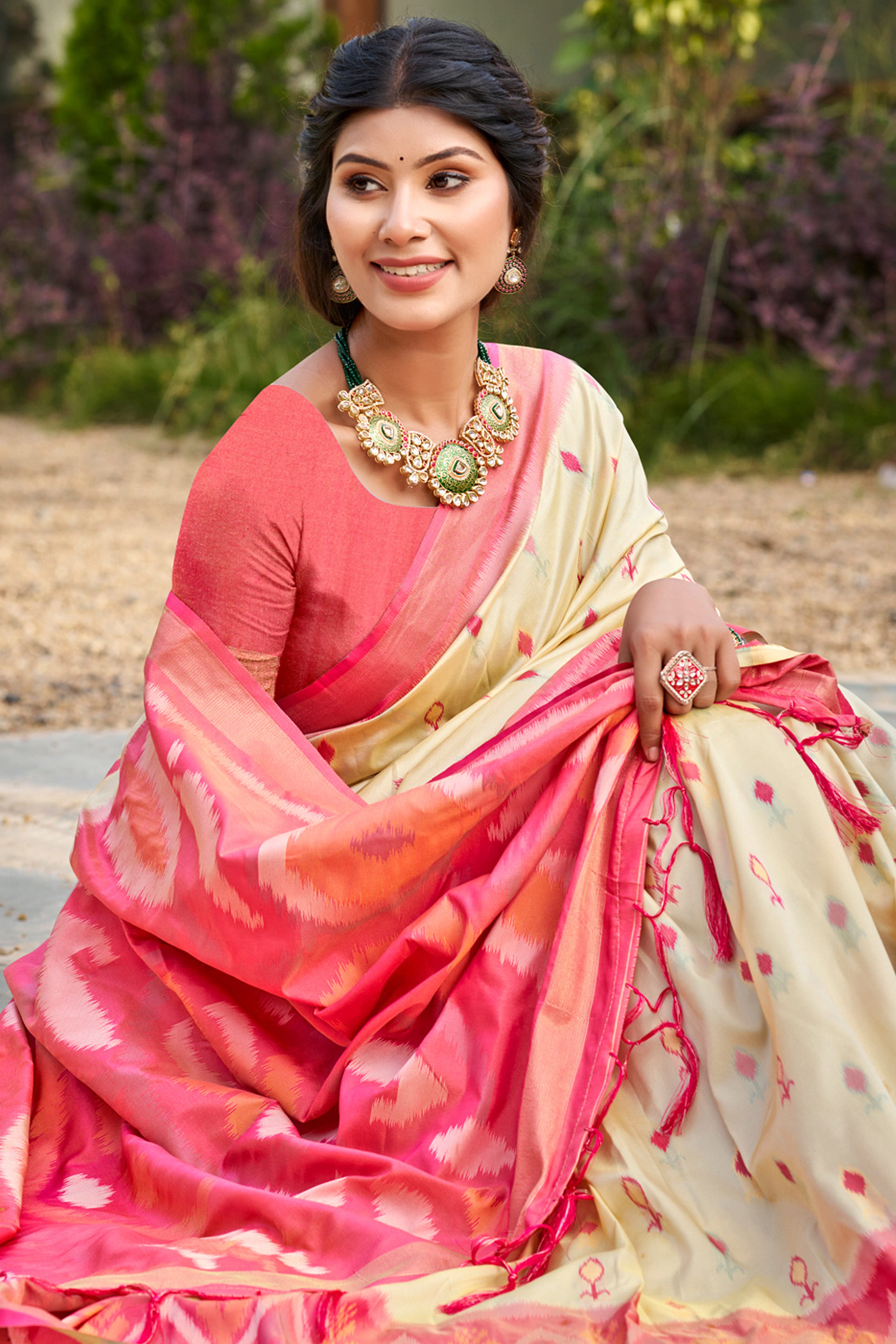 Elegant Cream Pochampally Ikkat Silk Blend Saree Featuring Intricate Weaving & Tassel Pallu