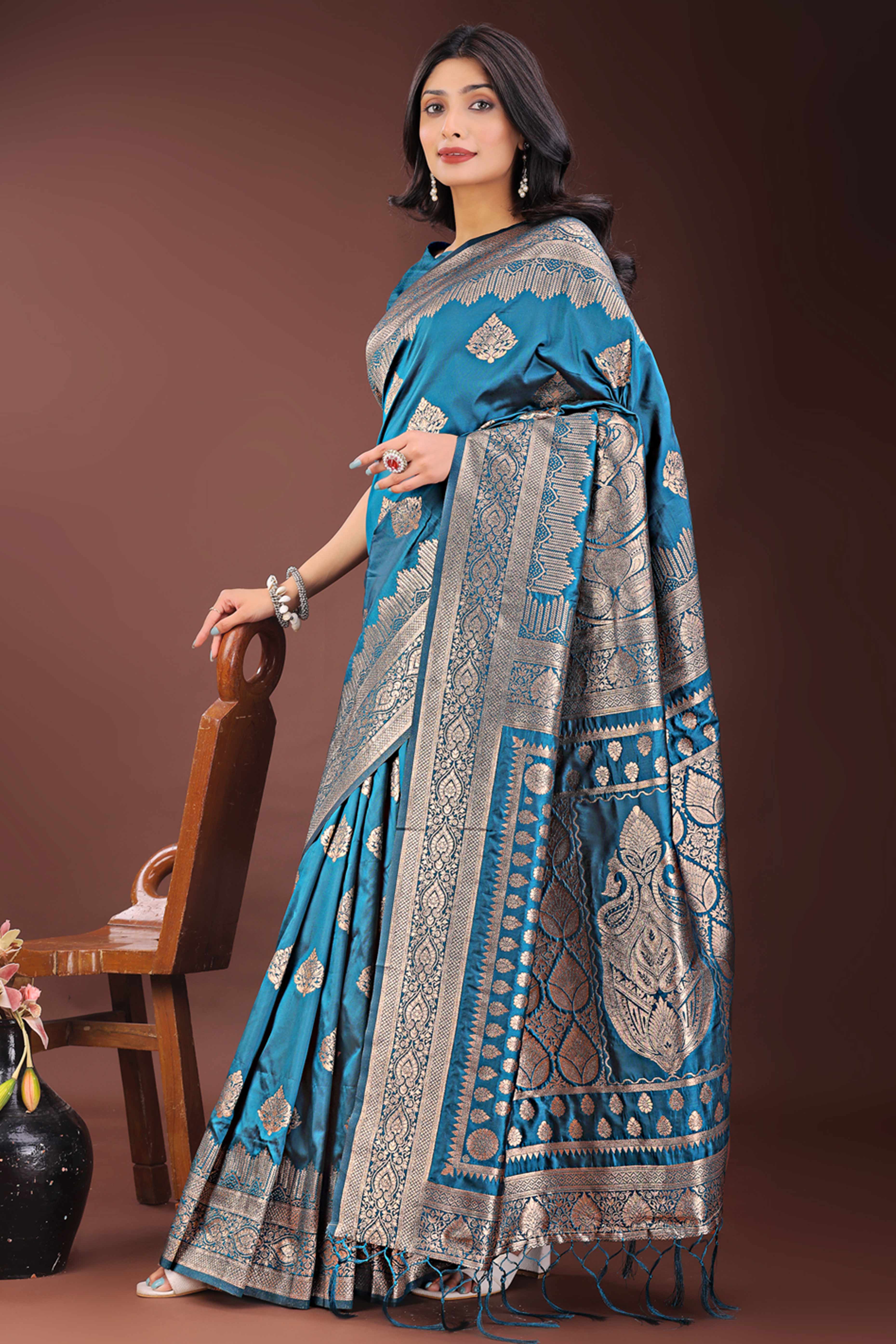 Elegant Teal Floral Zari Woven Kanjivaram Silk Saree Crafted for Timeless Festive Glamour