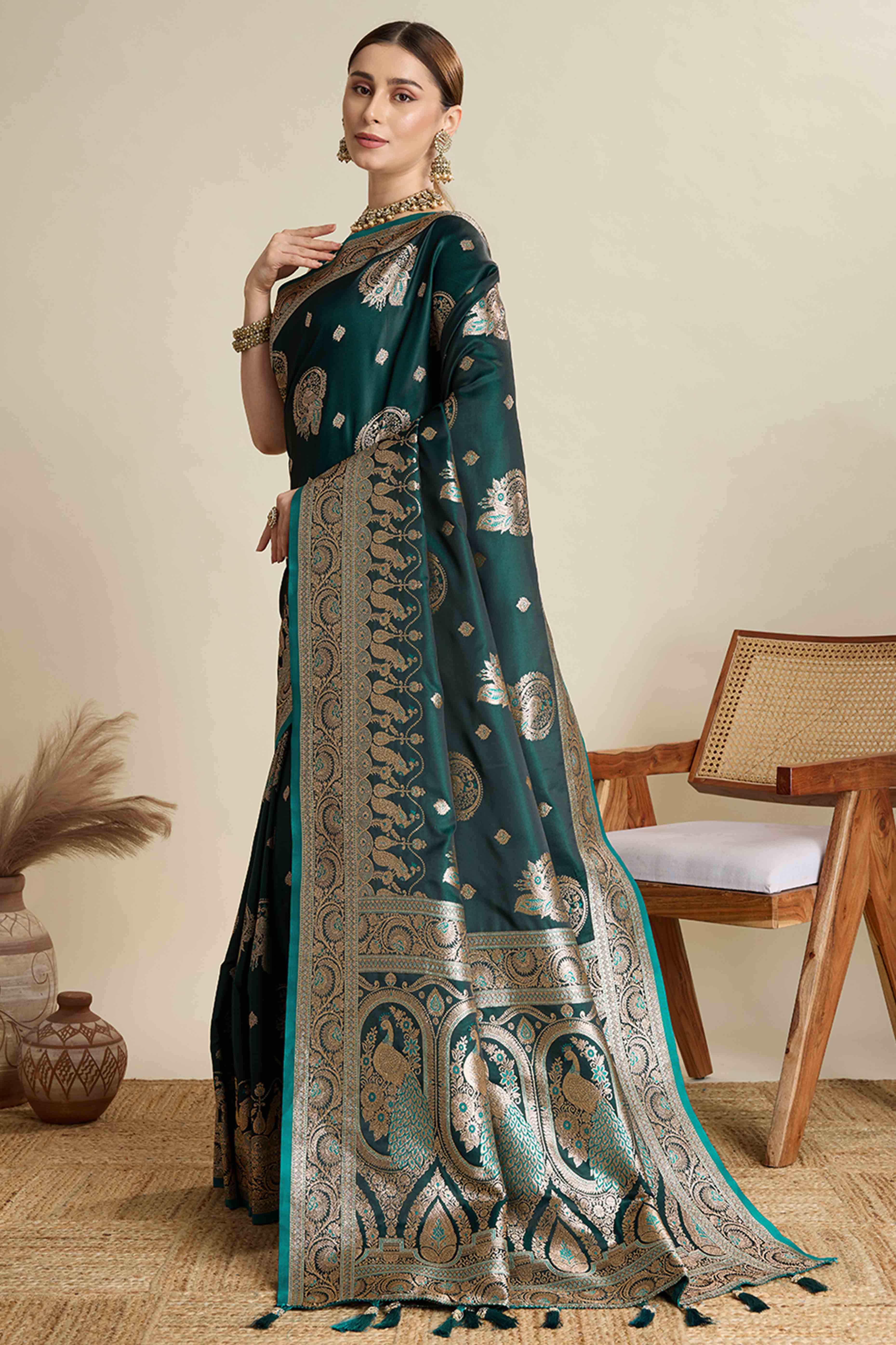 Green Pure Silk Saree Featuring Traditional Banarasi Zari Weaving Patterns