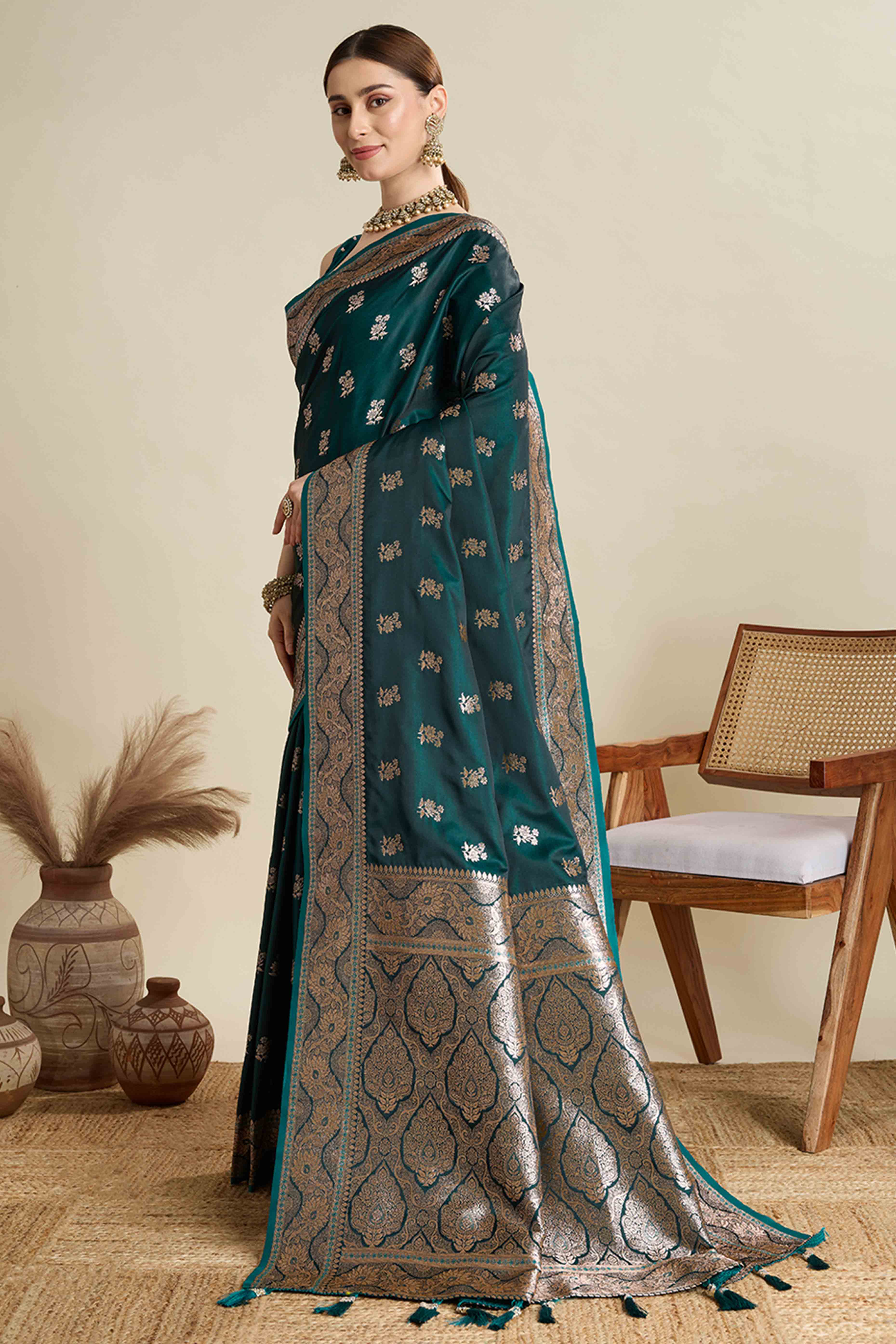 30Morpich Green Pure Silk Saree Featuring Traditional Banarasi Zari Weaving Patterns
