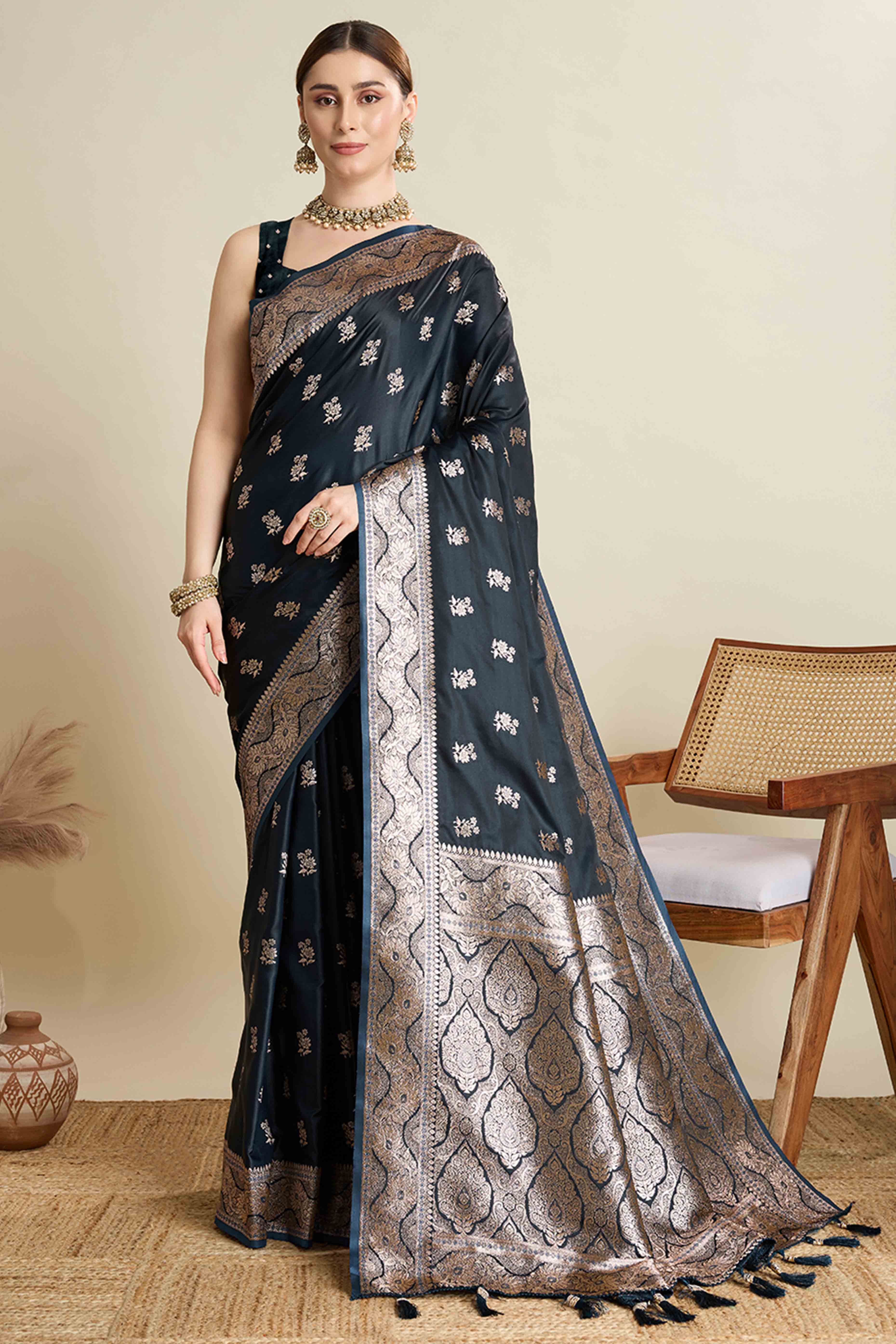 Black Pure Silk Saree Featuring Traditional Banarasi Zari Weaving Patterns
