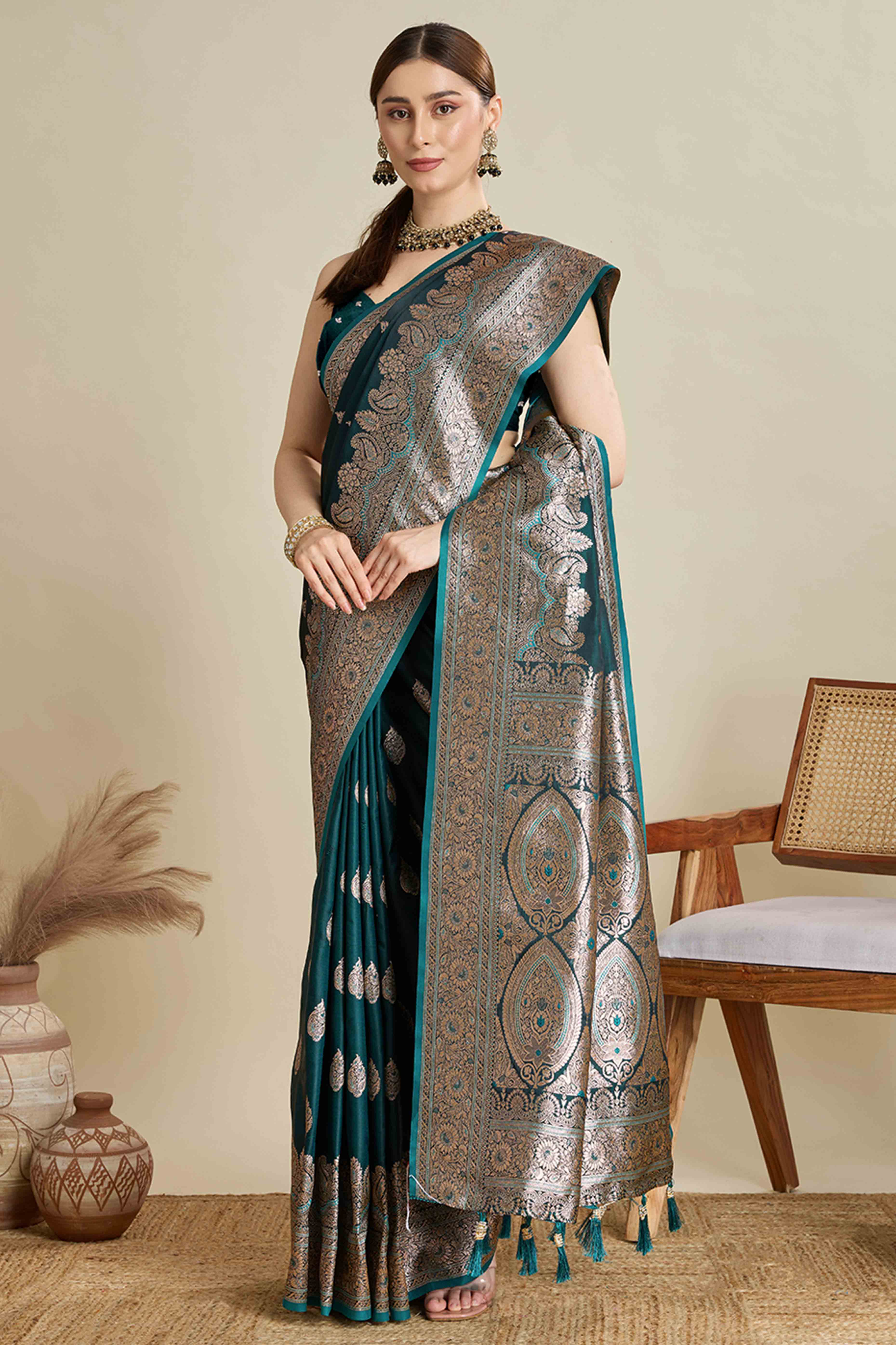 Morpich Green Pure Silk Saree Featuring Traditional Banarasi Zari Weaving Patterns