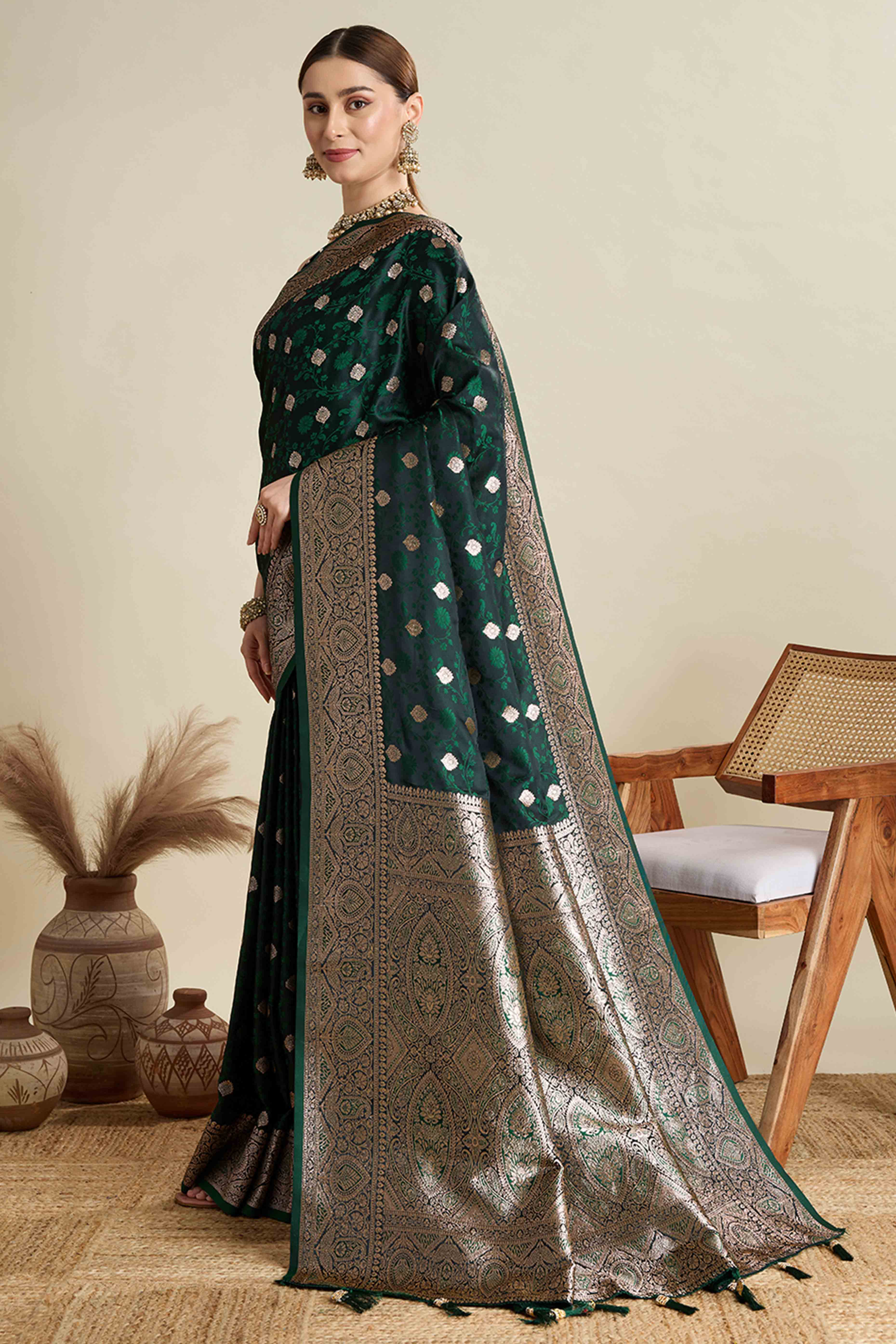 Green Pure Silk Saree Featuring Traditional Banarasi Zari Weaving Patterns
