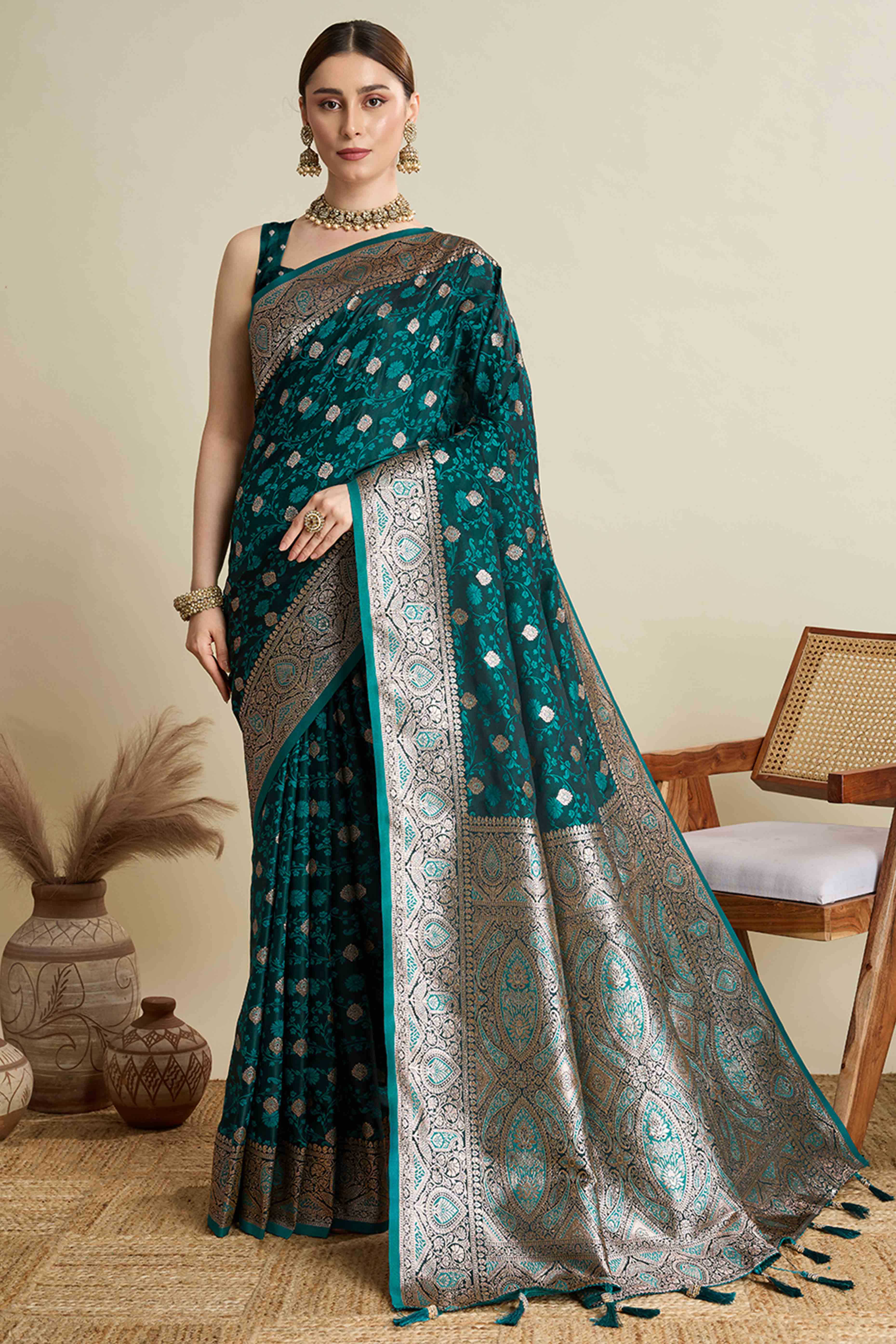 Green Pure Silk Saree Featuring Traditional Banarasi Zari Weaving Patterns