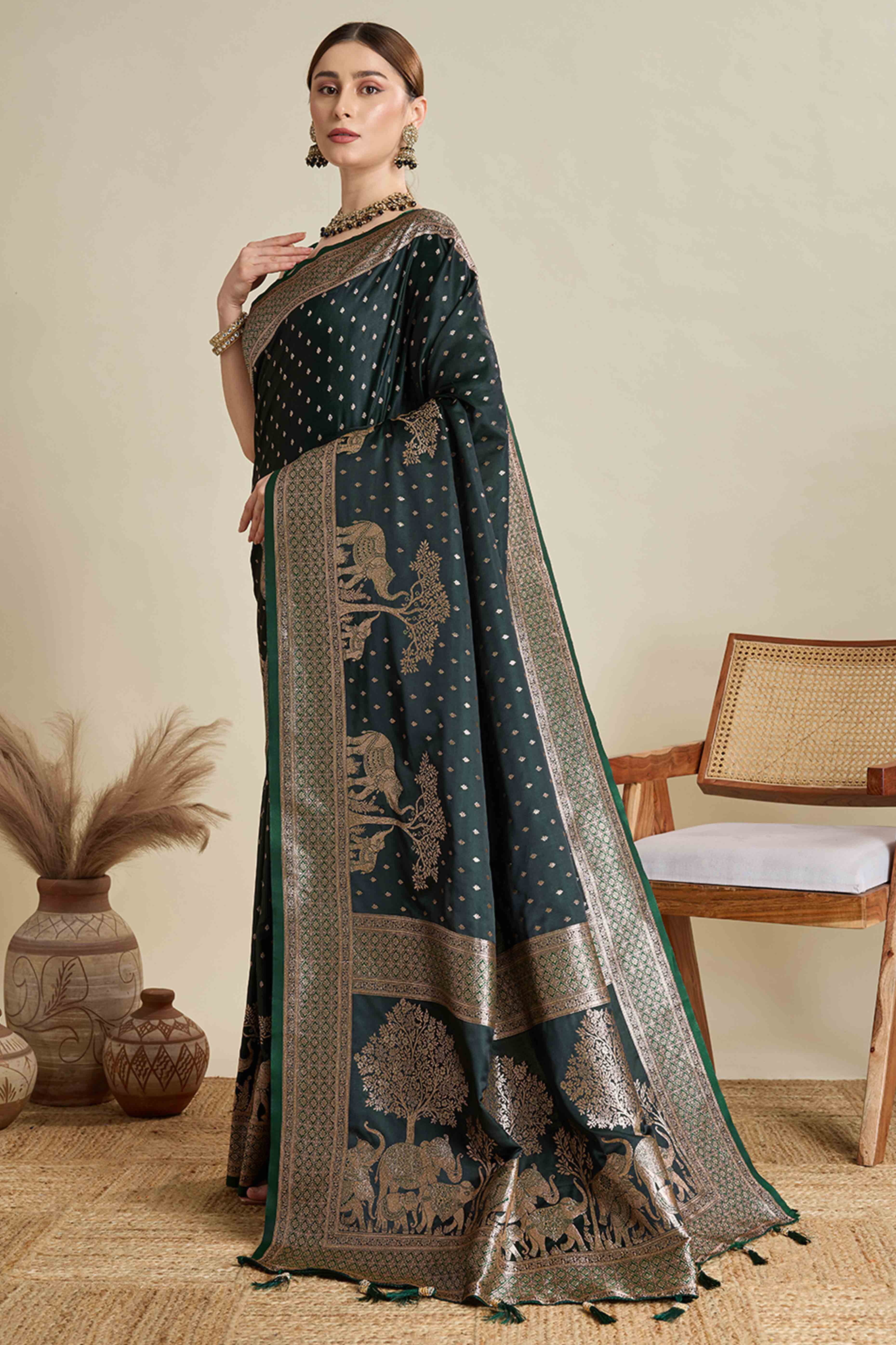 Green Pure Silk Saree Featuring Traditional Banarasi Zari Weaving Patterns