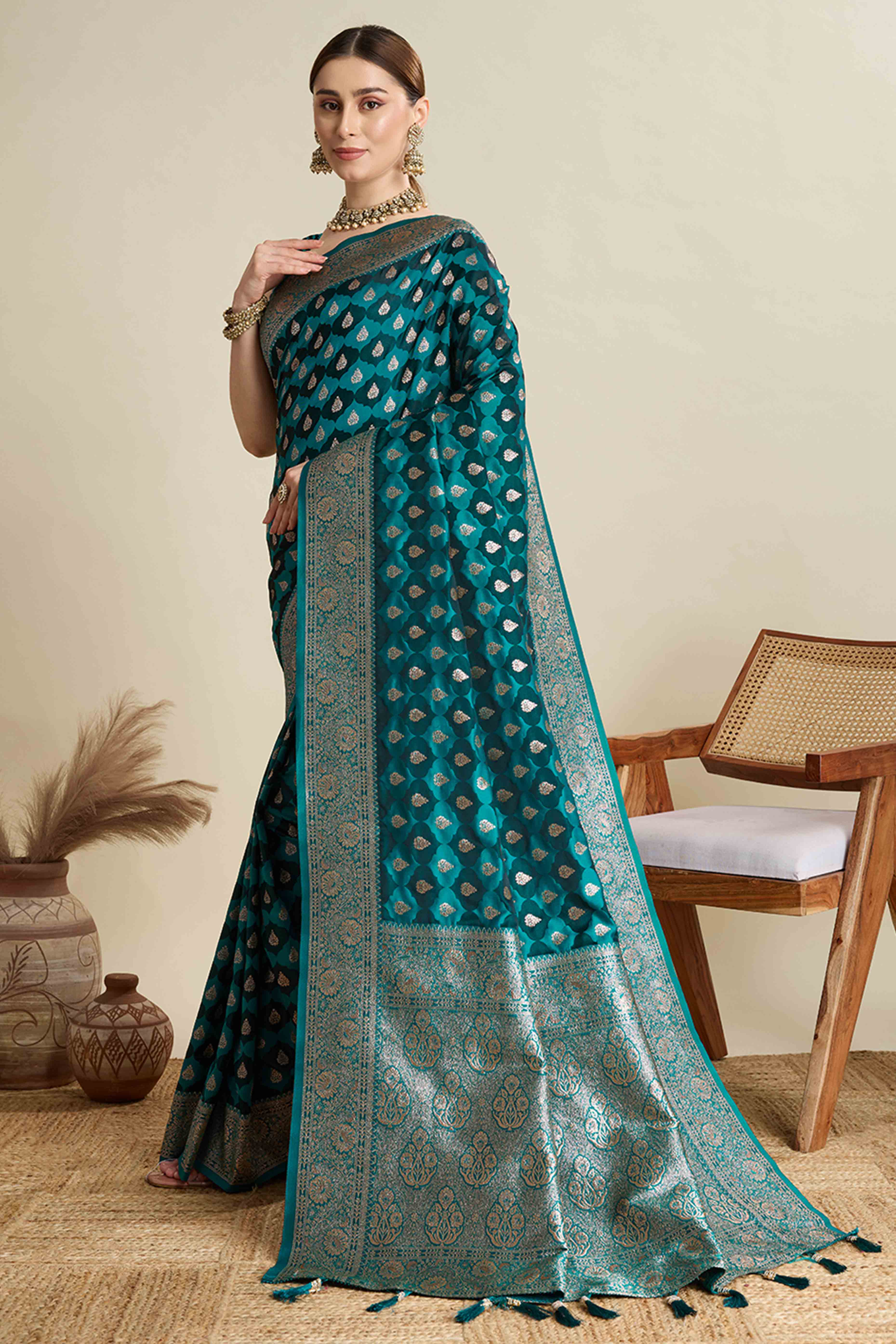 Green Pure Silk Saree Featuring Traditional Banarasi Zari Weaving Patterns