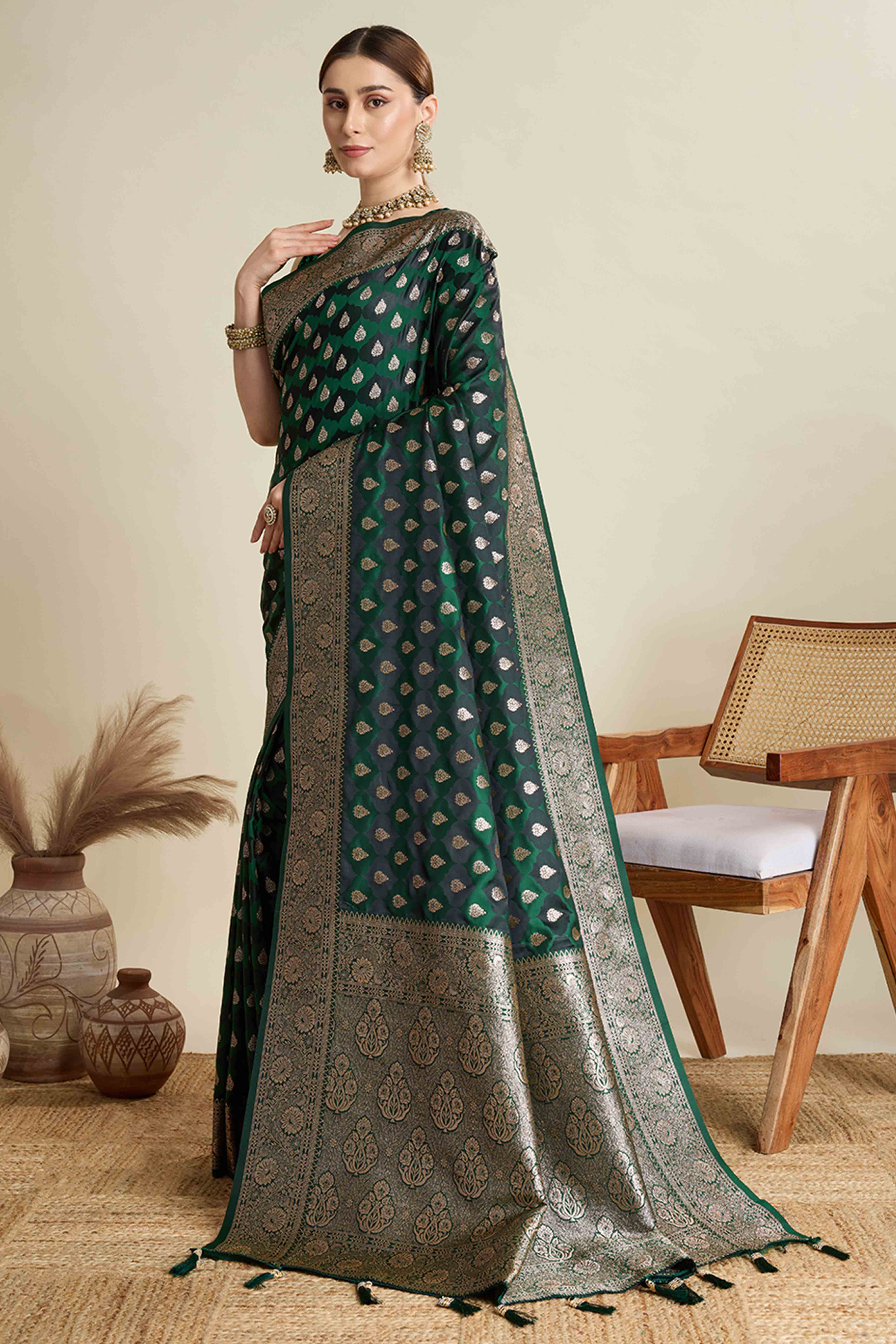 Green Pure Silk Saree Featuring Traditional Banarasi Zari Weaving Patterns