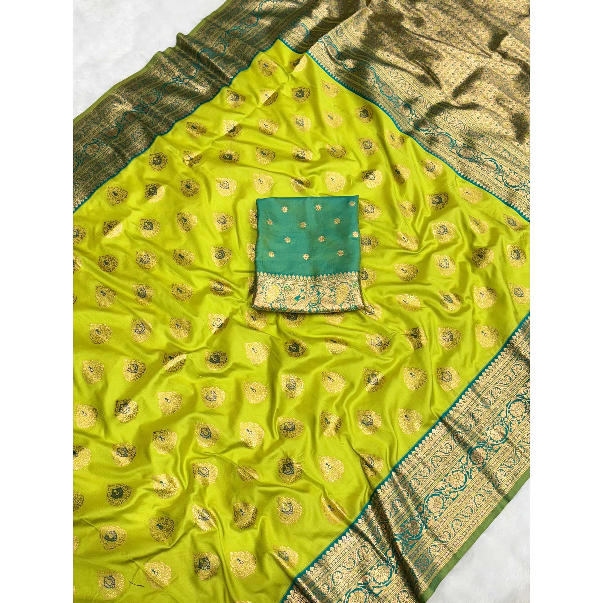 Rich Green Banarasi Look Pure Silk Saree with Zari Butti Weaving