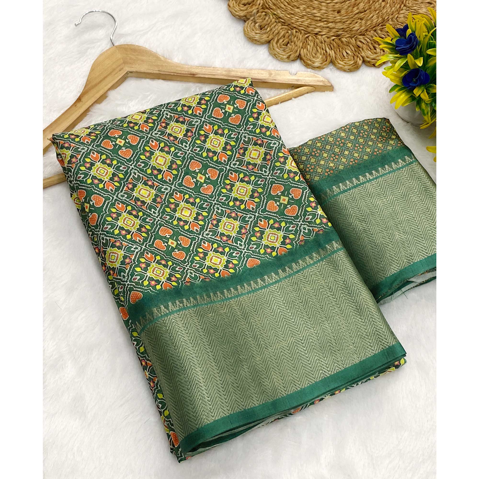 Green Dola Silk Saree Featuring Traditional Patan Patola Print