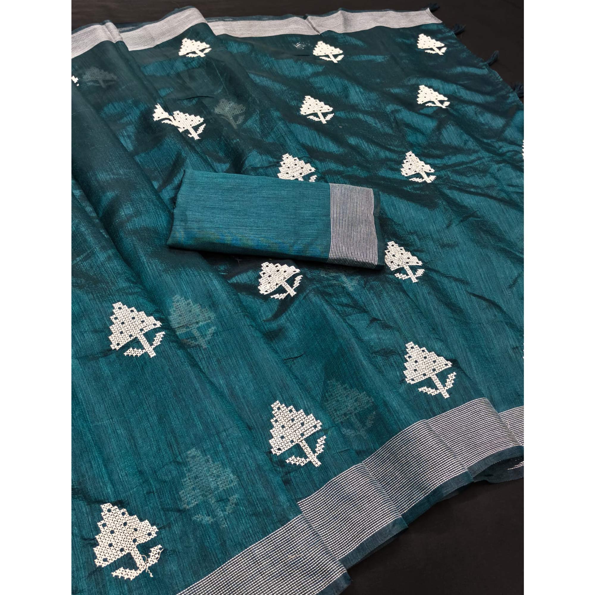 Teal Embroidered Art Silk Saree Adorned With Classic Zari Weaving Details