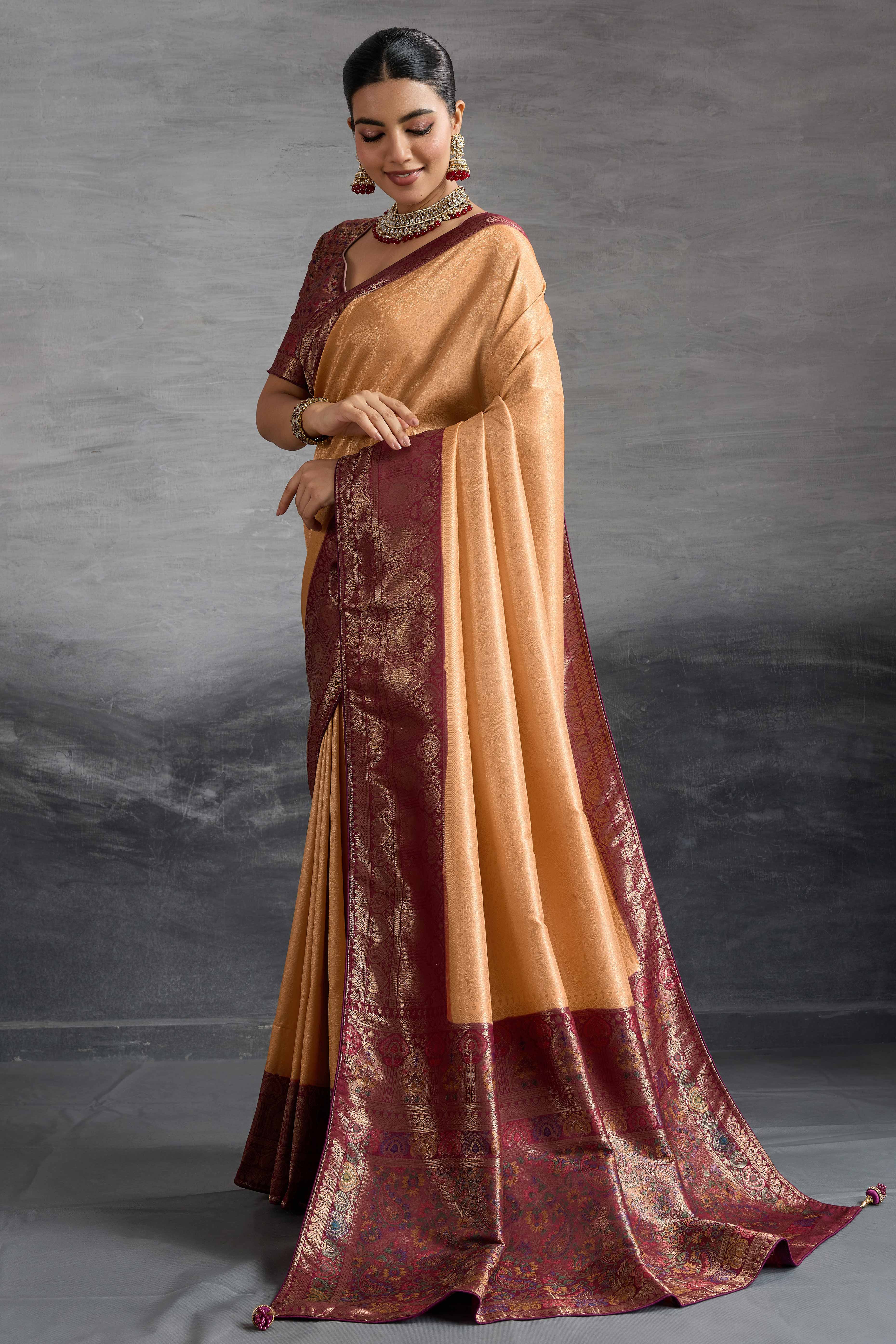 Peach Kanjivaram Silk Saree In Kadiyal Style Zari Weaving With Ornate Meenakari Pallu