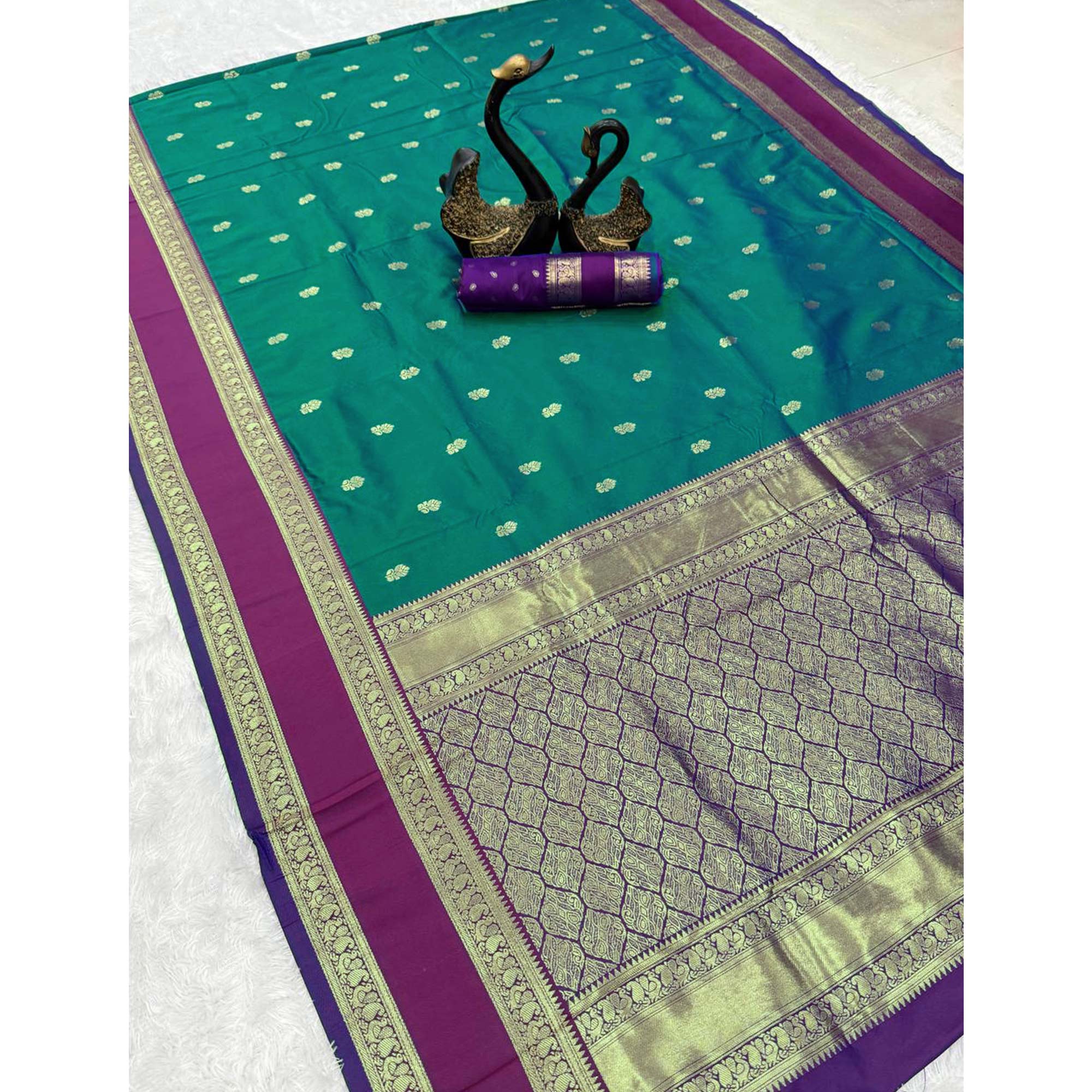 Morpich Green Luxurious Kanjivaram Silk Saree Featuring Ornate Zari Butti Motifs