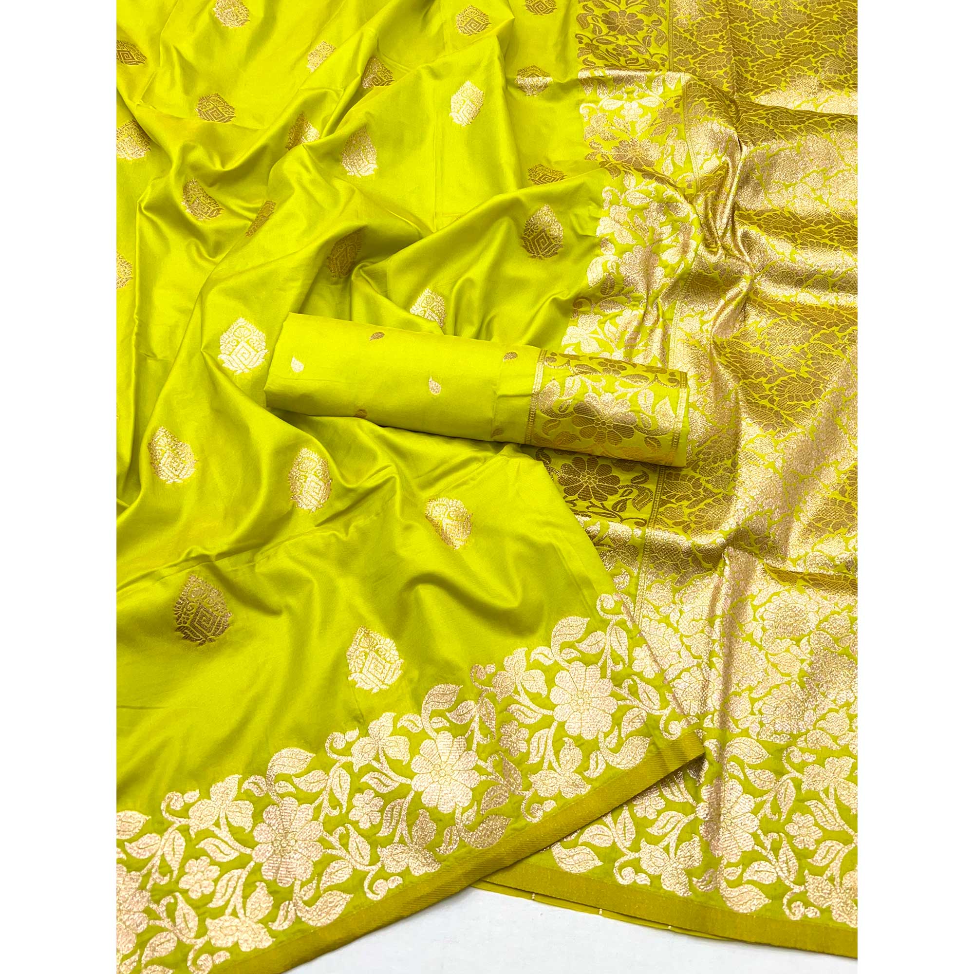 Parrot Green Art Silk Saree With Intricate Zari Weave & Majestic Banarasi Pallu