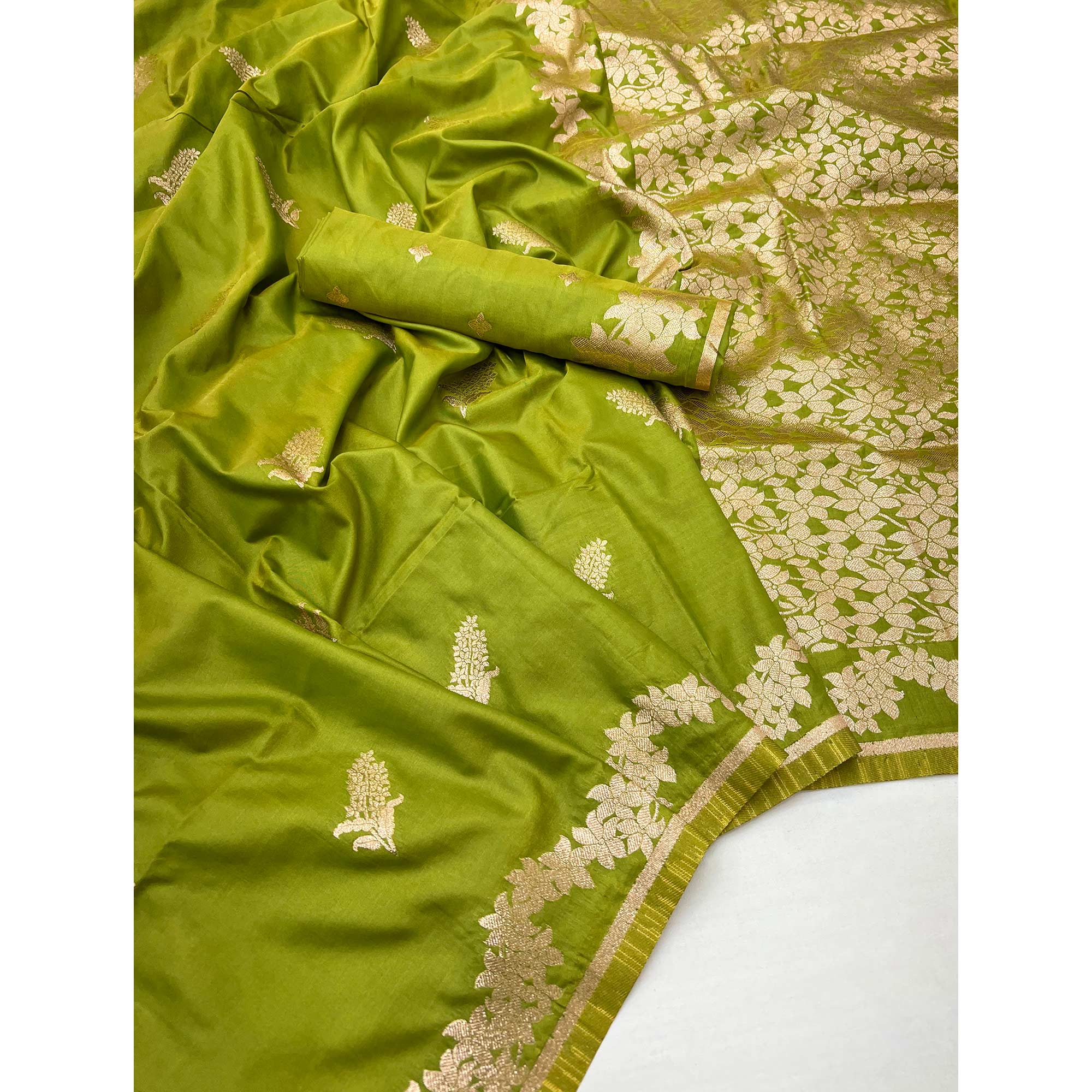 Green Art Silk Saree With Intricate Floral Zari Weaving & Banarasi Pallu