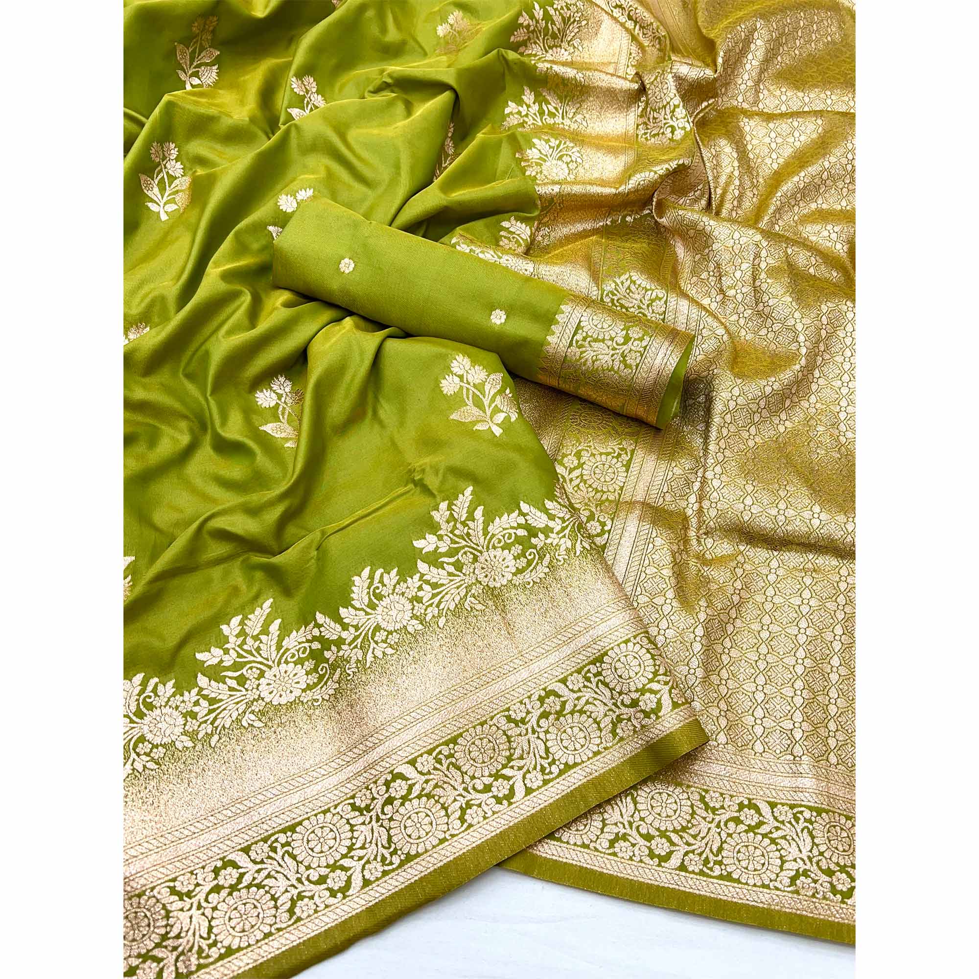 Green Art Silk Saree Featuring Intricate Floral Zari Weaving & An Elegant Banarasi Pallu