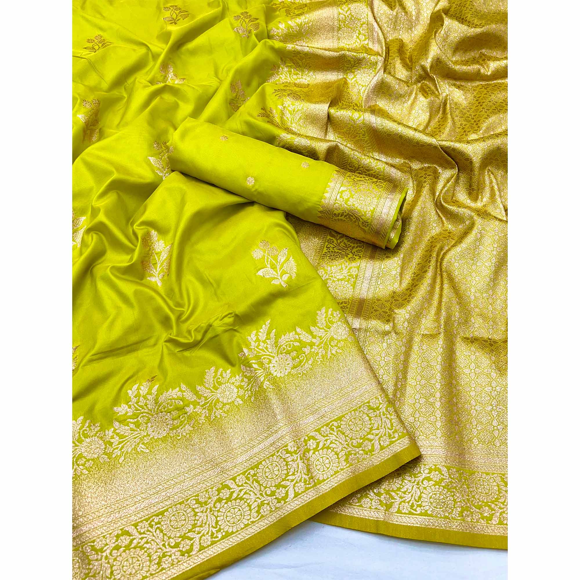 Green Art Silk Saree Featuring Intricate Floral Zari Weaving & An Elegant Banarasi Pallu