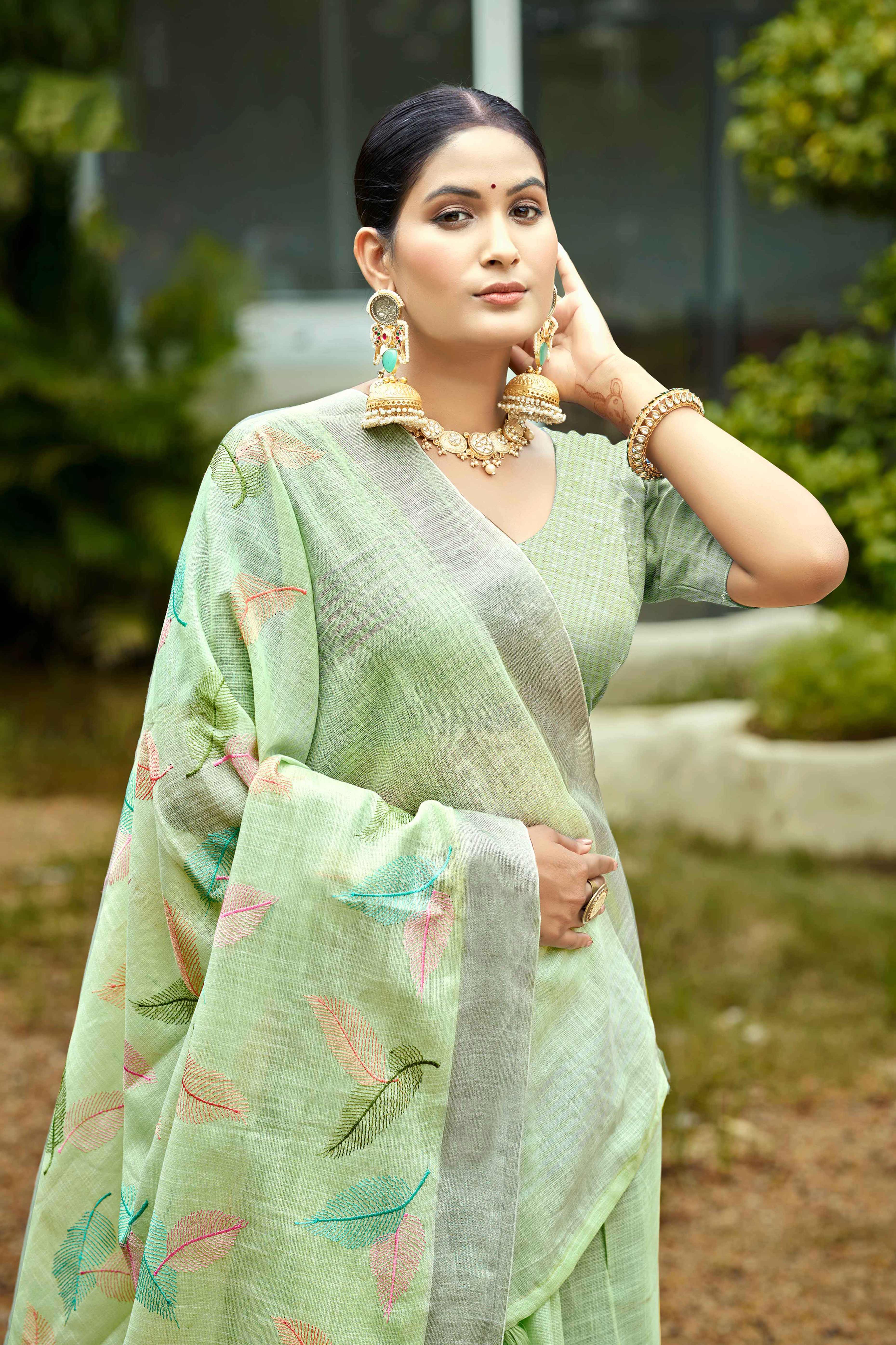 Exquisite Green Leaf Motif Thread Embroidered Linen Saree With Elegant Weaving Border
