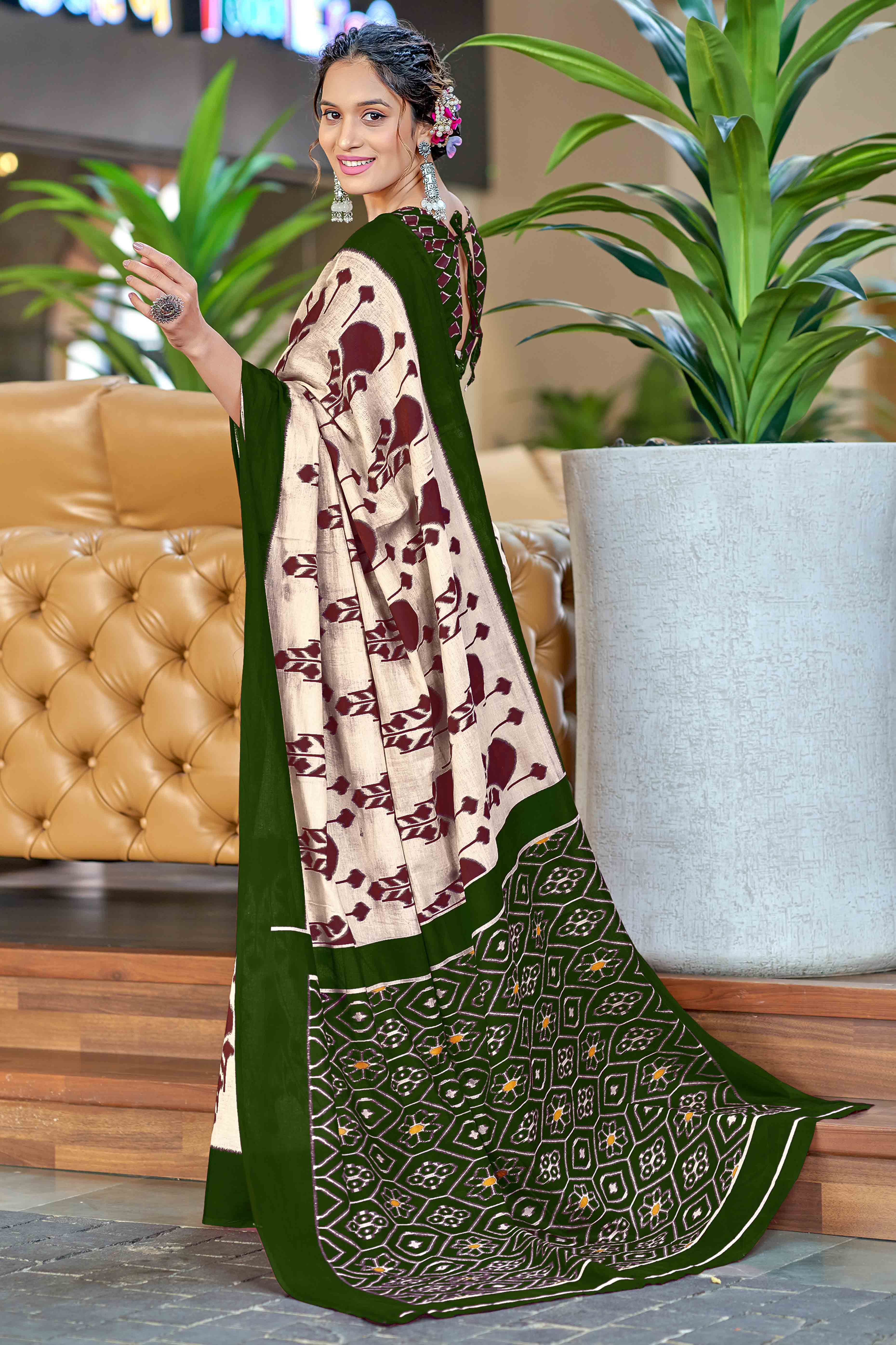 Cream & Green Abstract Printed Soft Pure Cotton Saree