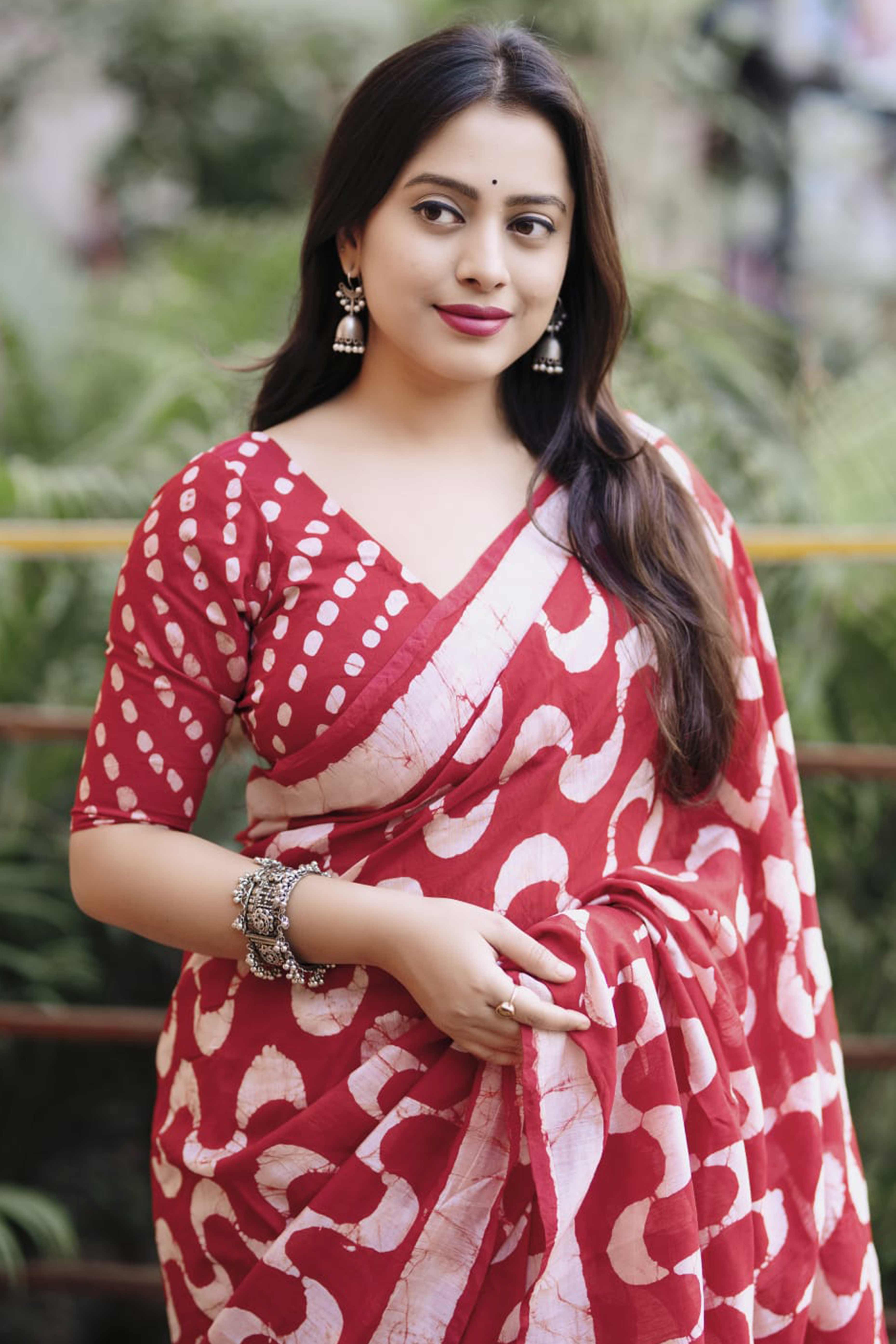 Brick Red Linen Saree With Vibrant Zig Zag Digital Print & Trendy Tassel Pallu