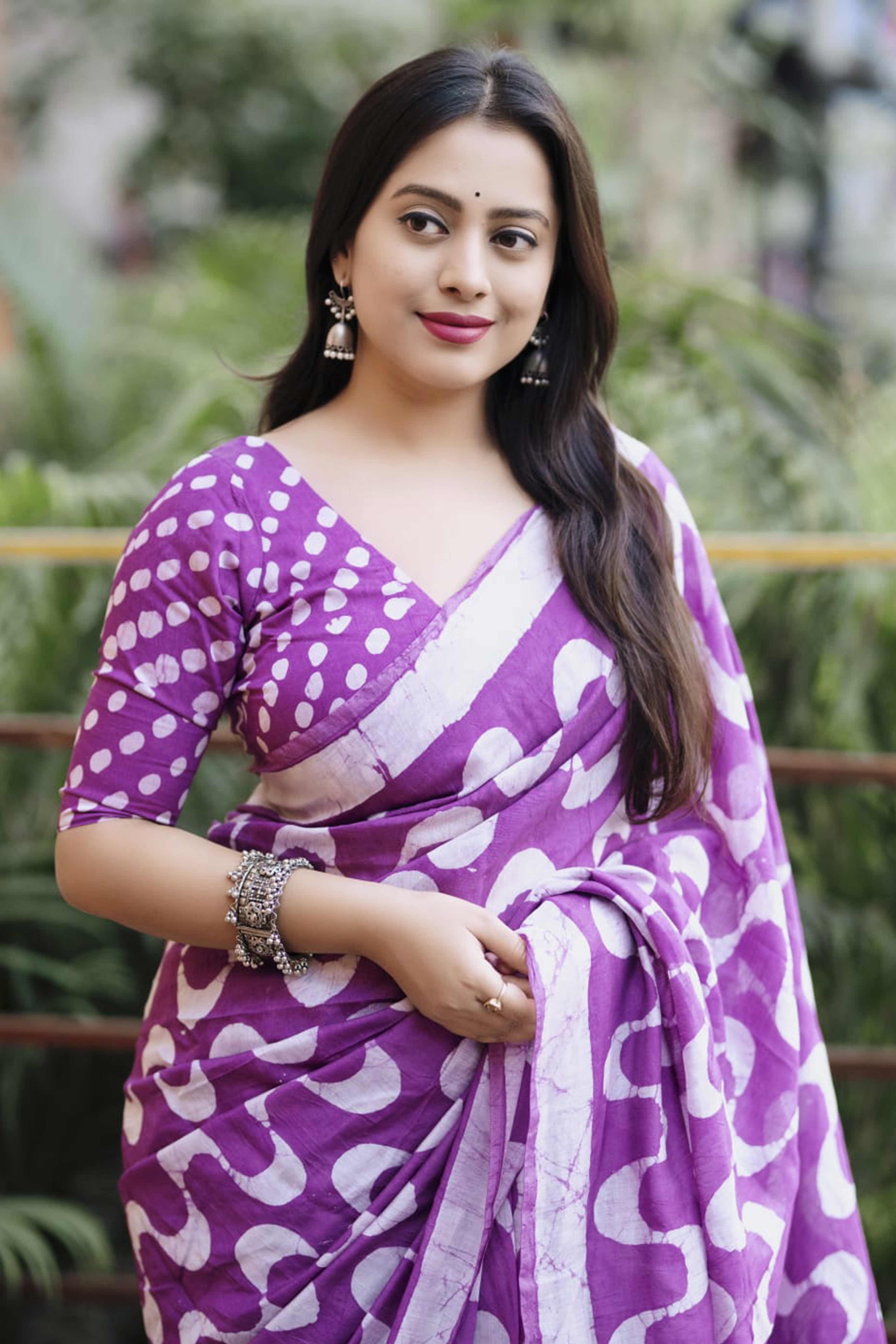 Lavender Linen Saree With Vibrant Zig Zag Digital Print & Trendy Tassel Pallu