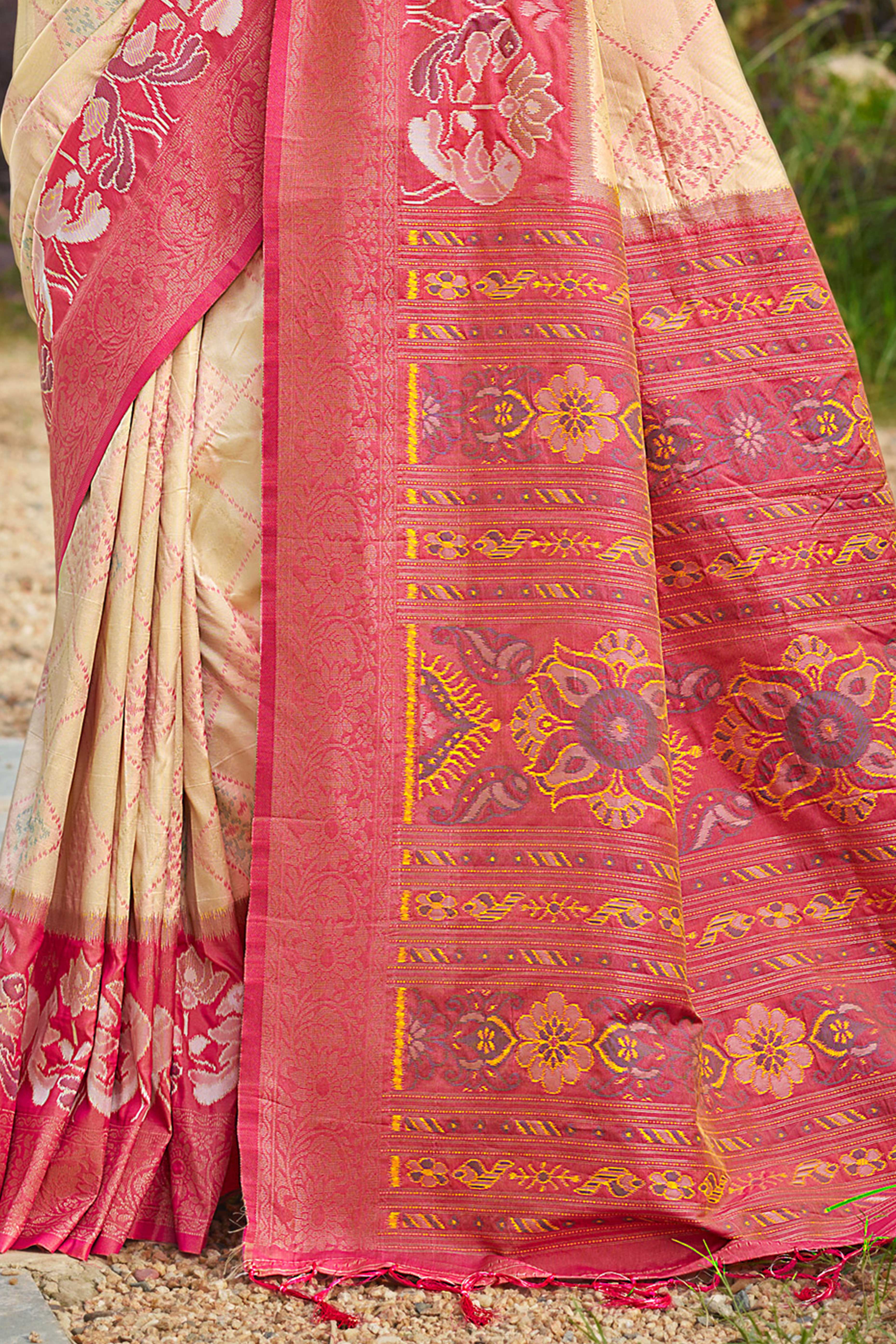 Graceful Cream Pochampally Silk Blend Saree Adorned With Floral Weaving & Stylish Tassel Pallu