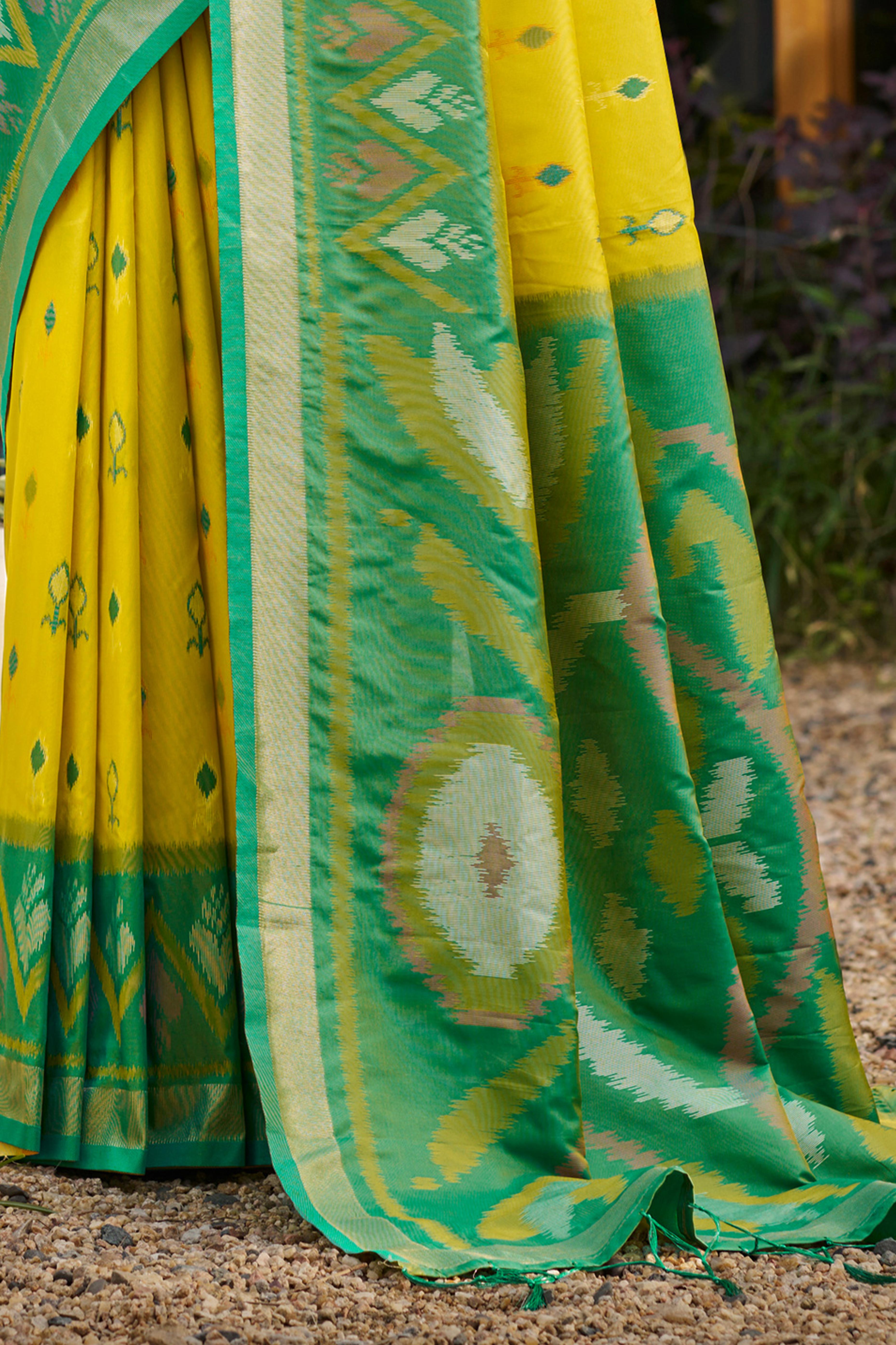 Elegant Lemon Yellow Pochampally Ikkat Silk Blend Saree Featuring Intricate Weaving & Tassel Pallu