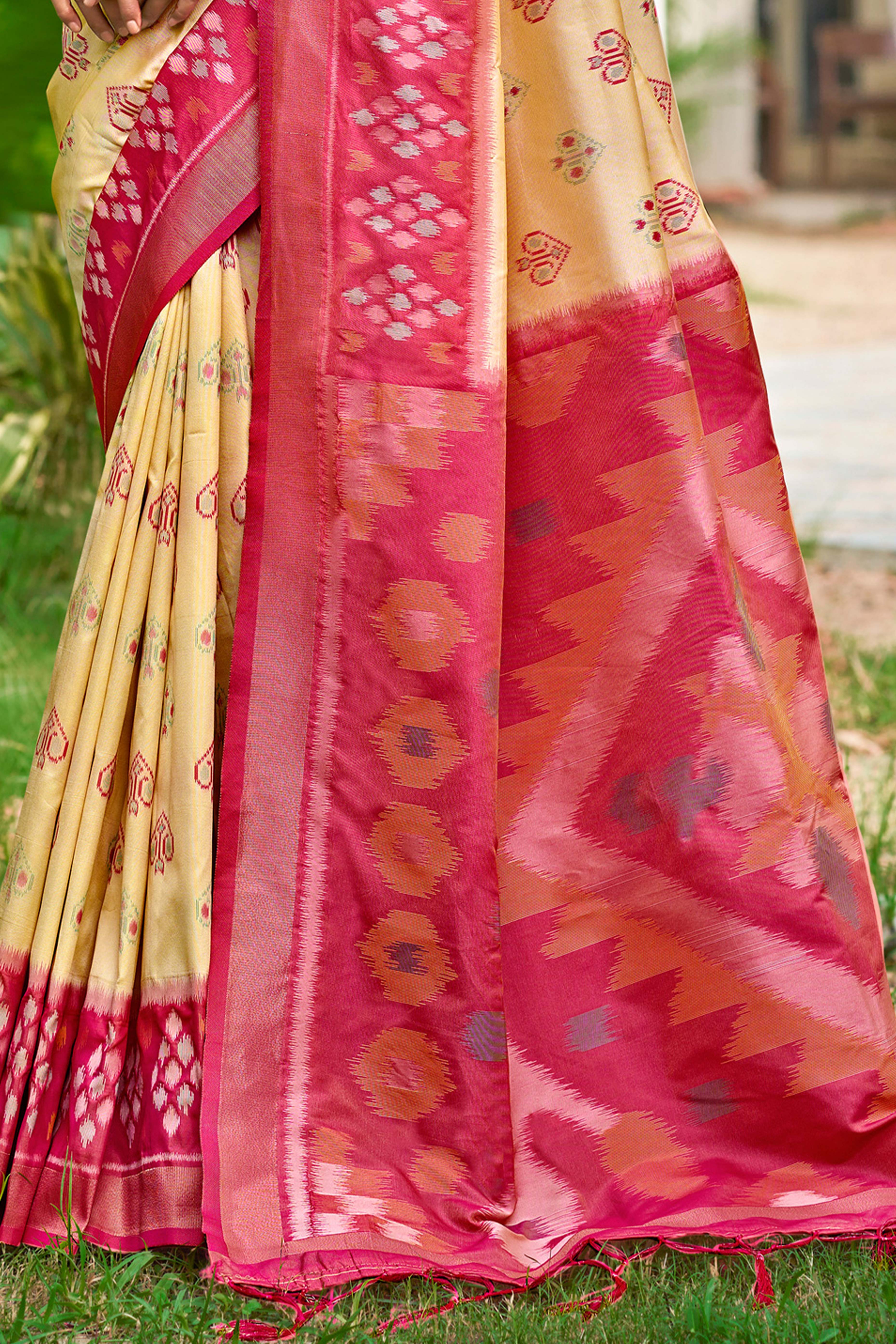 Classic Cream Pochampally Ikkat Silk Blend Saree Completed With Refined Weaving & Tassel Pallu