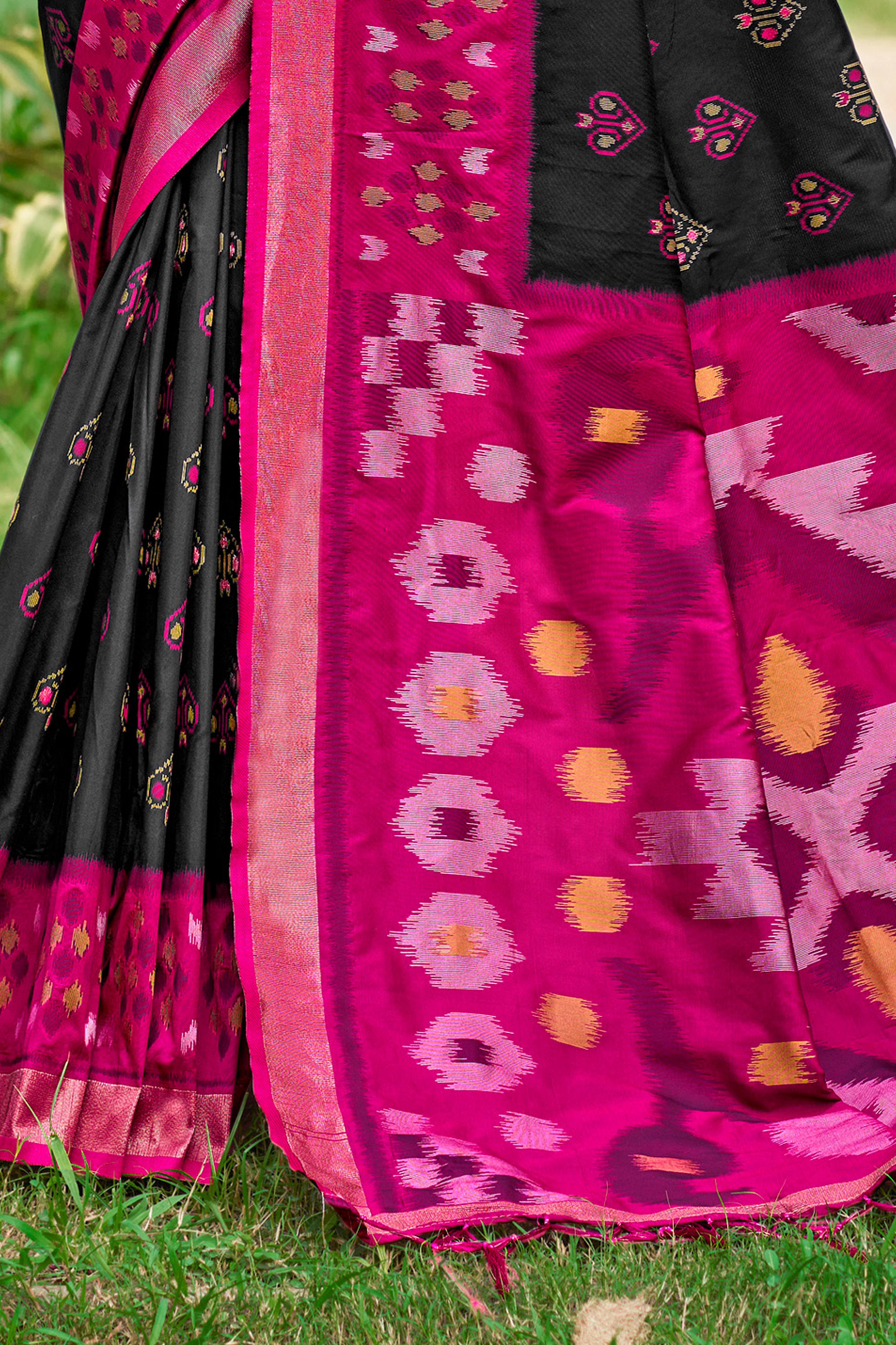 Classic Balck Pochampally Ikkat Silk Blend Saree Completed With Refined Weaving & Tassel Pallu