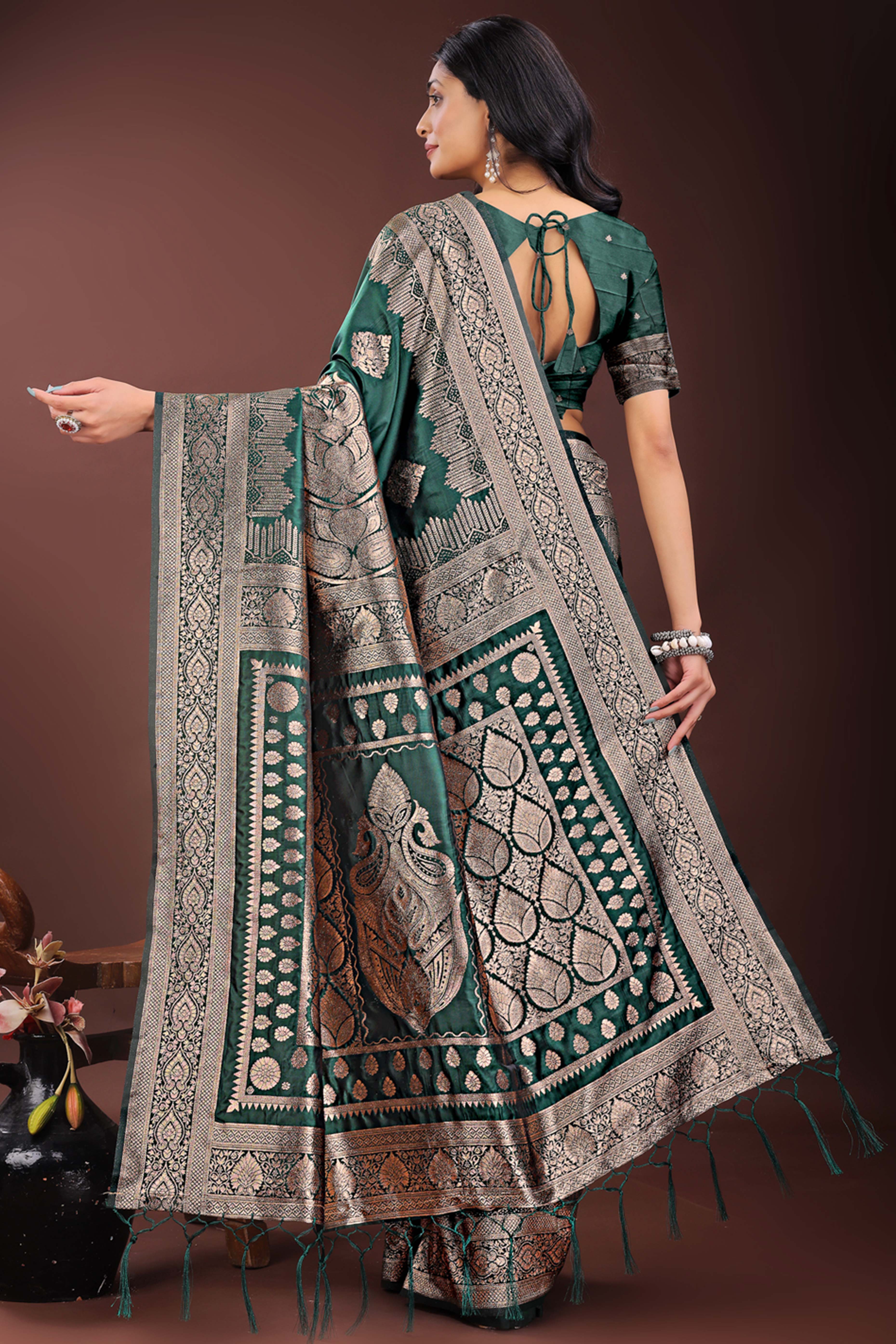 Elegant Green Floral Zari Woven Kanjivaram Silk Saree Crafted for Timeless Festive Glamour