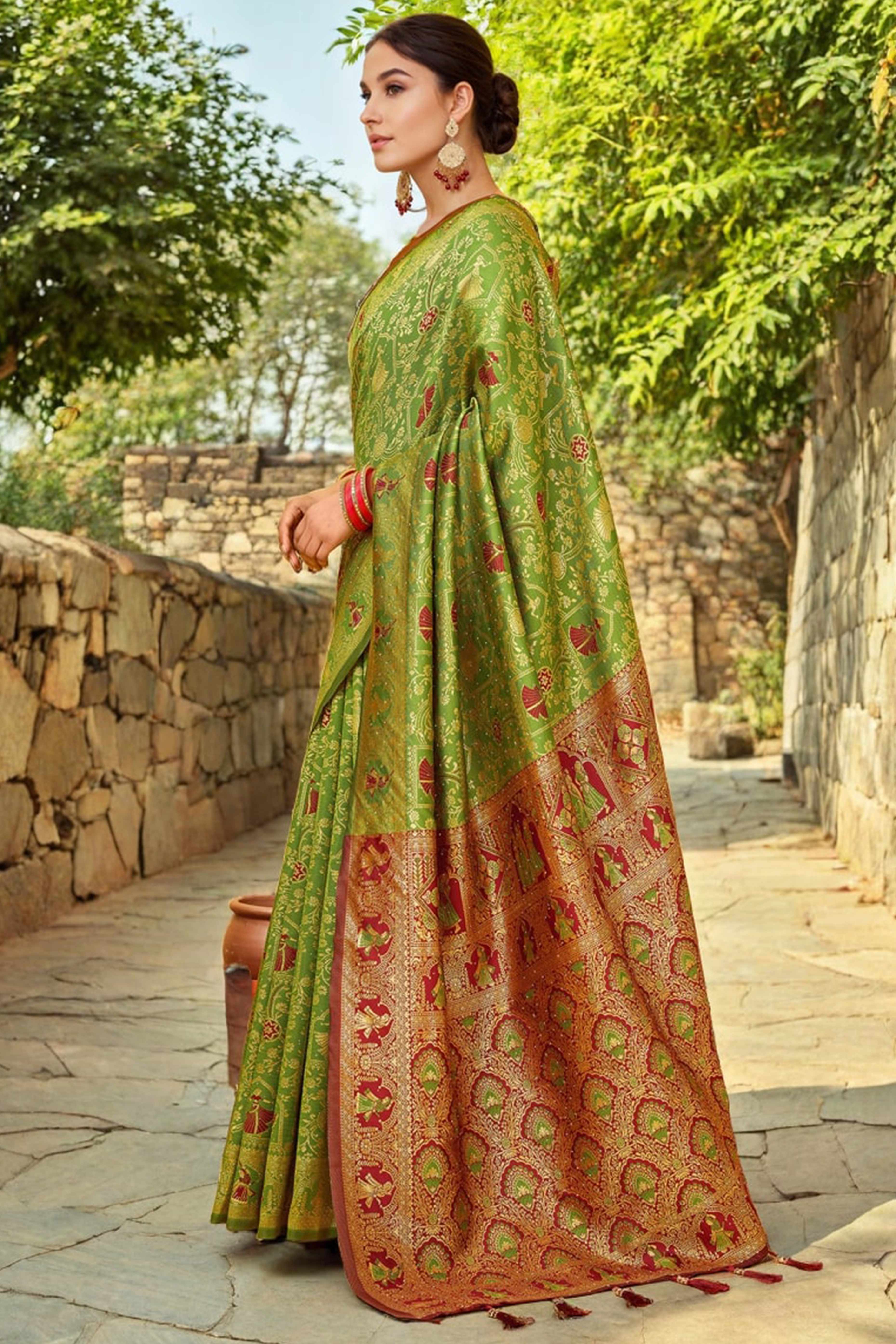Green Paithani Saree In Silk Blend Highlighted With Floral Weaving & Tasselled Edge