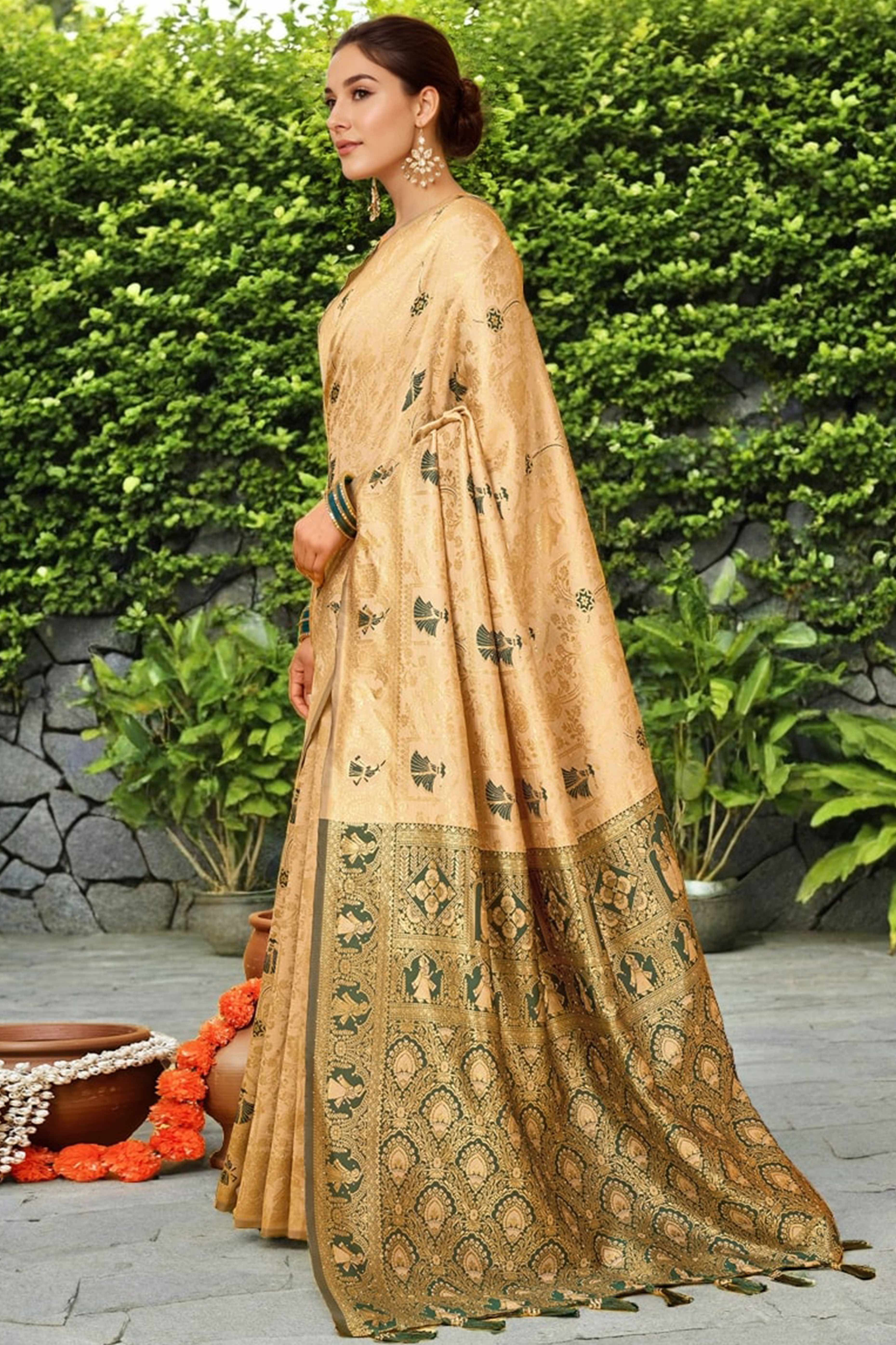 Cream Paithani Saree In Silk Blend Highlighted With Floral Weaving & Tasselled Edge