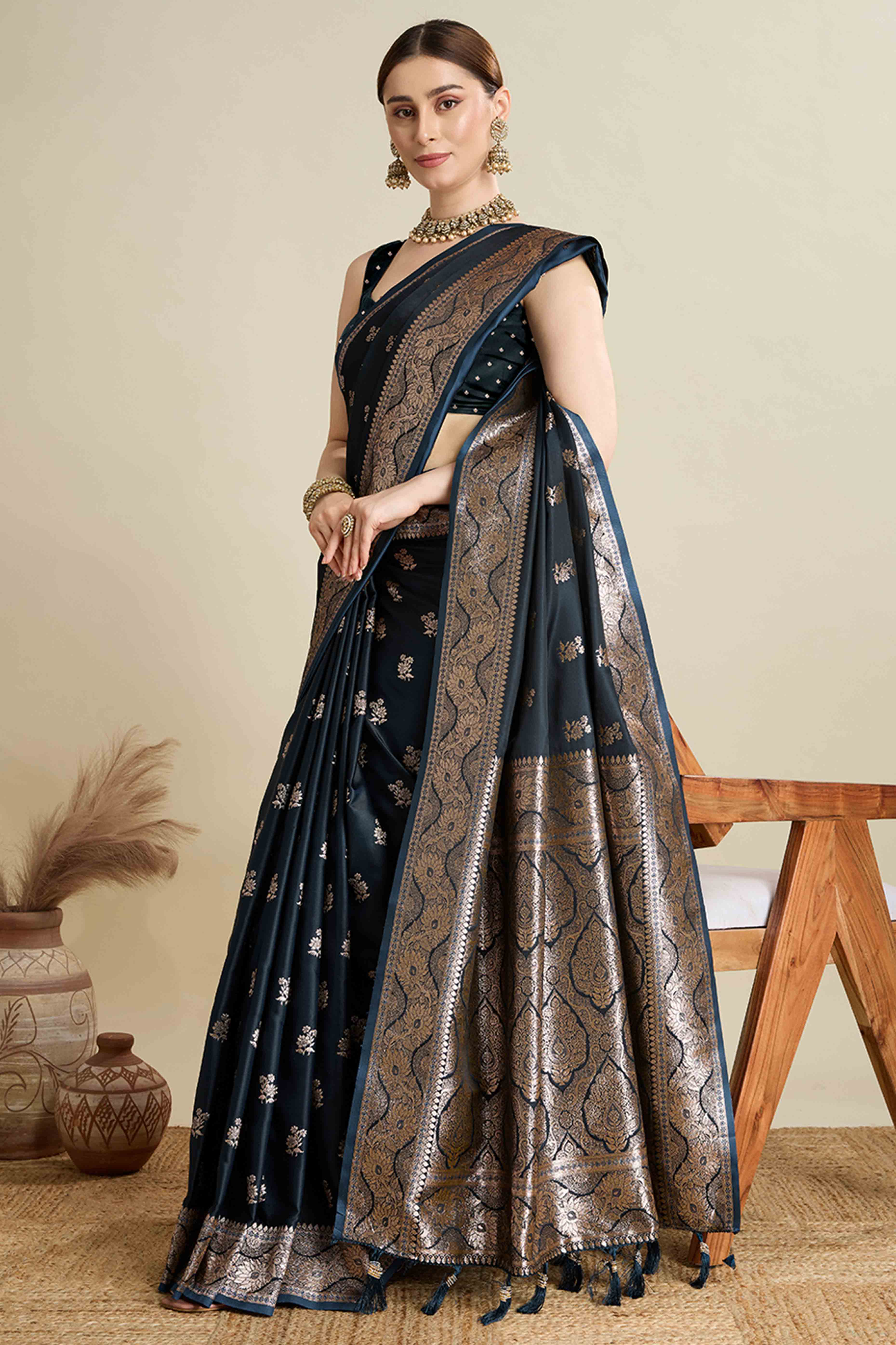 Black Pure Silk Saree Featuring Traditional Banarasi Zari Weaving Patterns