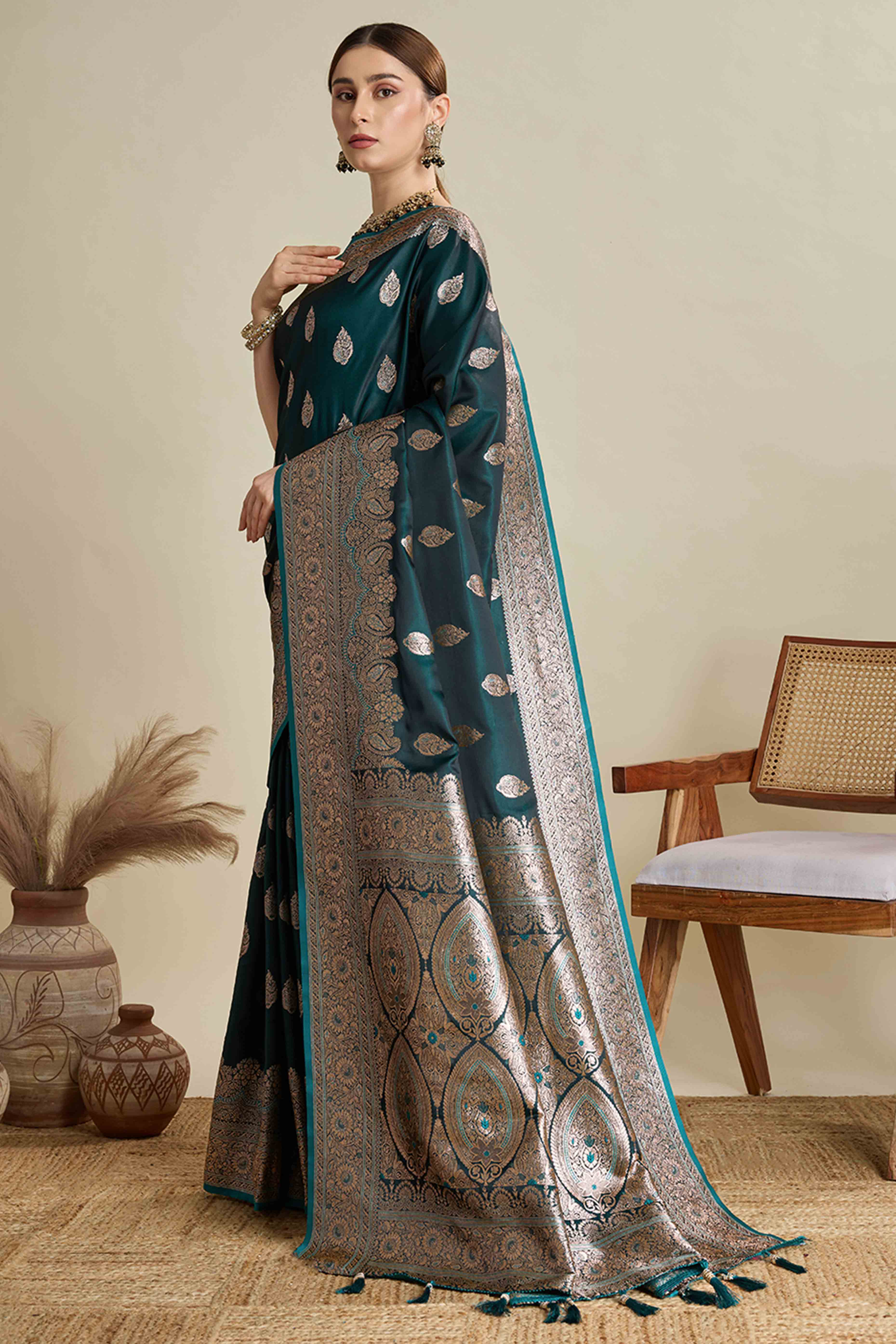 Morpich Green Pure Silk Saree Featuring Traditional Banarasi Zari Weaving Patterns