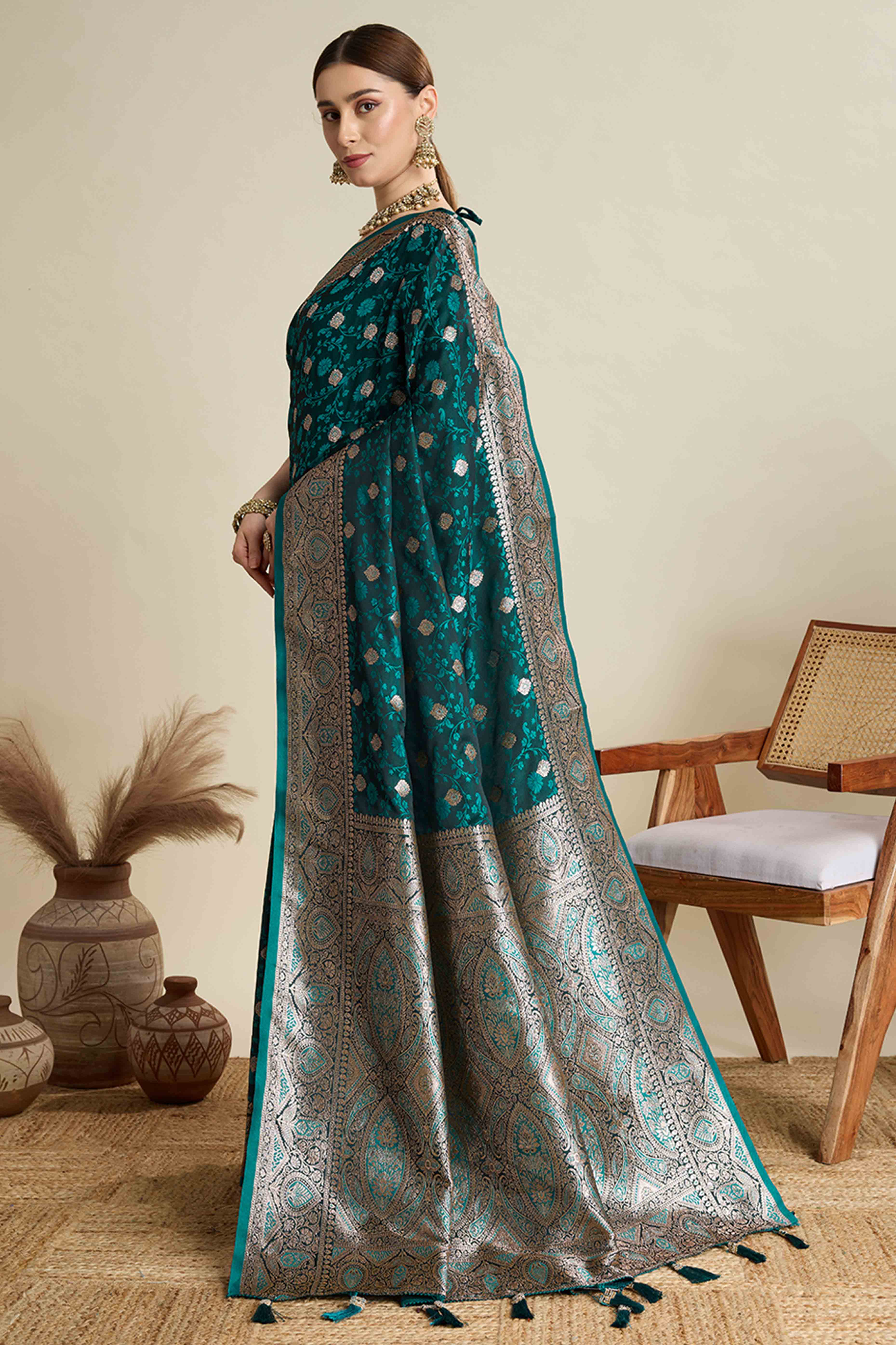 Green Pure Silk Saree Featuring Traditional Banarasi Zari Weaving Patterns