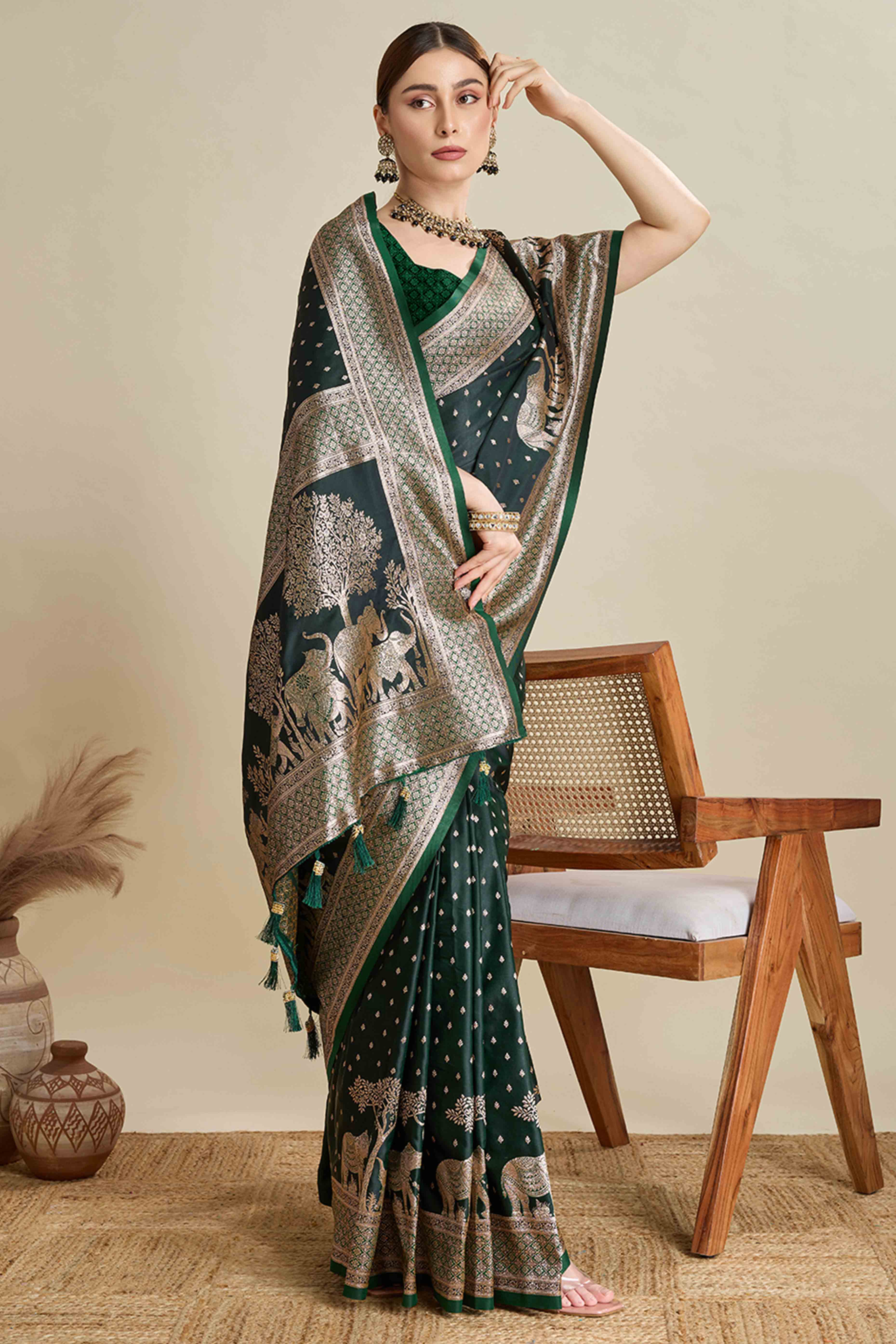 Green Pure Silk Saree Featuring Traditional Banarasi Zari Weaving Patterns