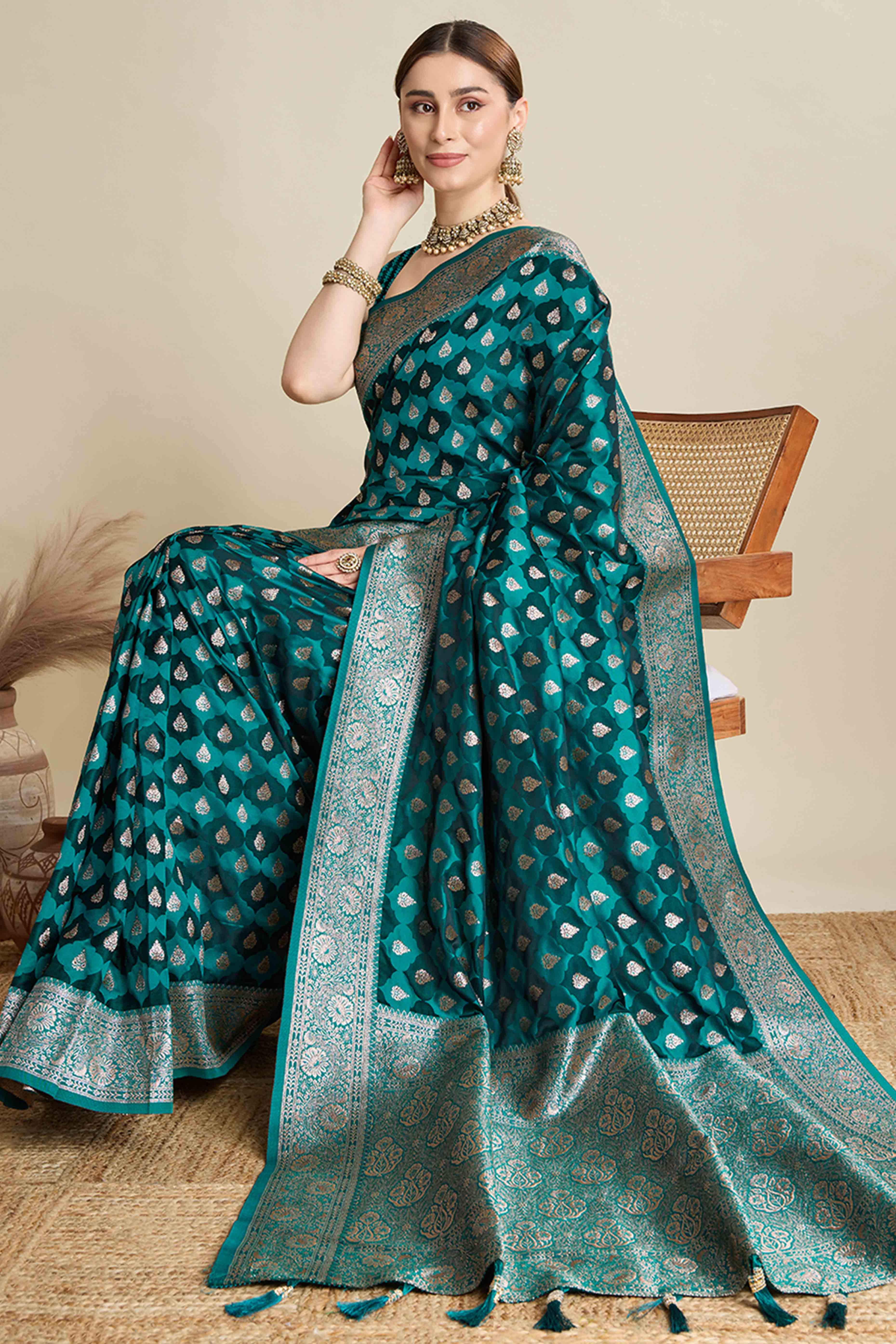 Green Pure Silk Saree Featuring Traditional Banarasi Zari Weaving Patterns