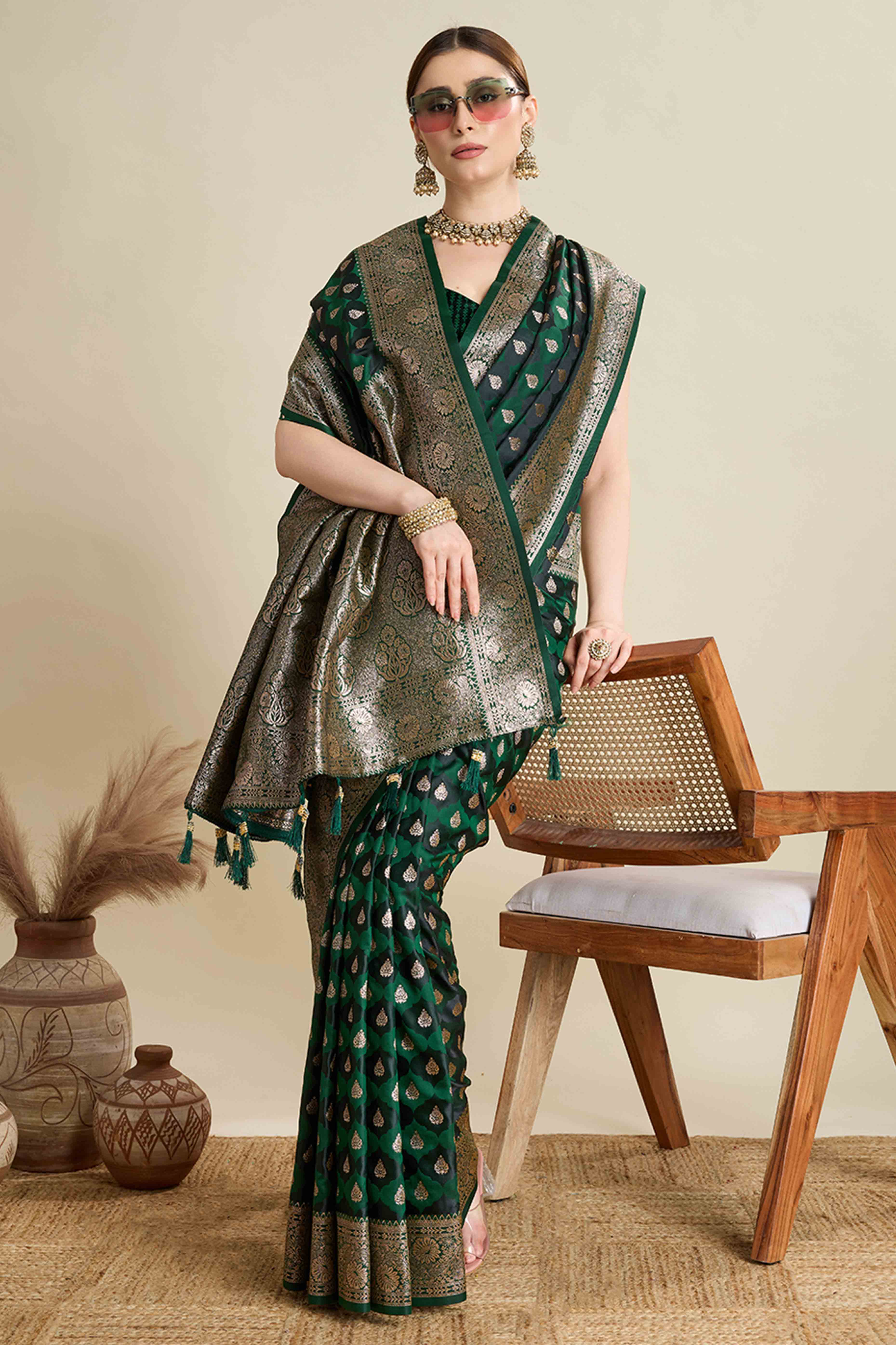 Green Pure Silk Saree Featuring Traditional Banarasi Zari Weaving Patterns