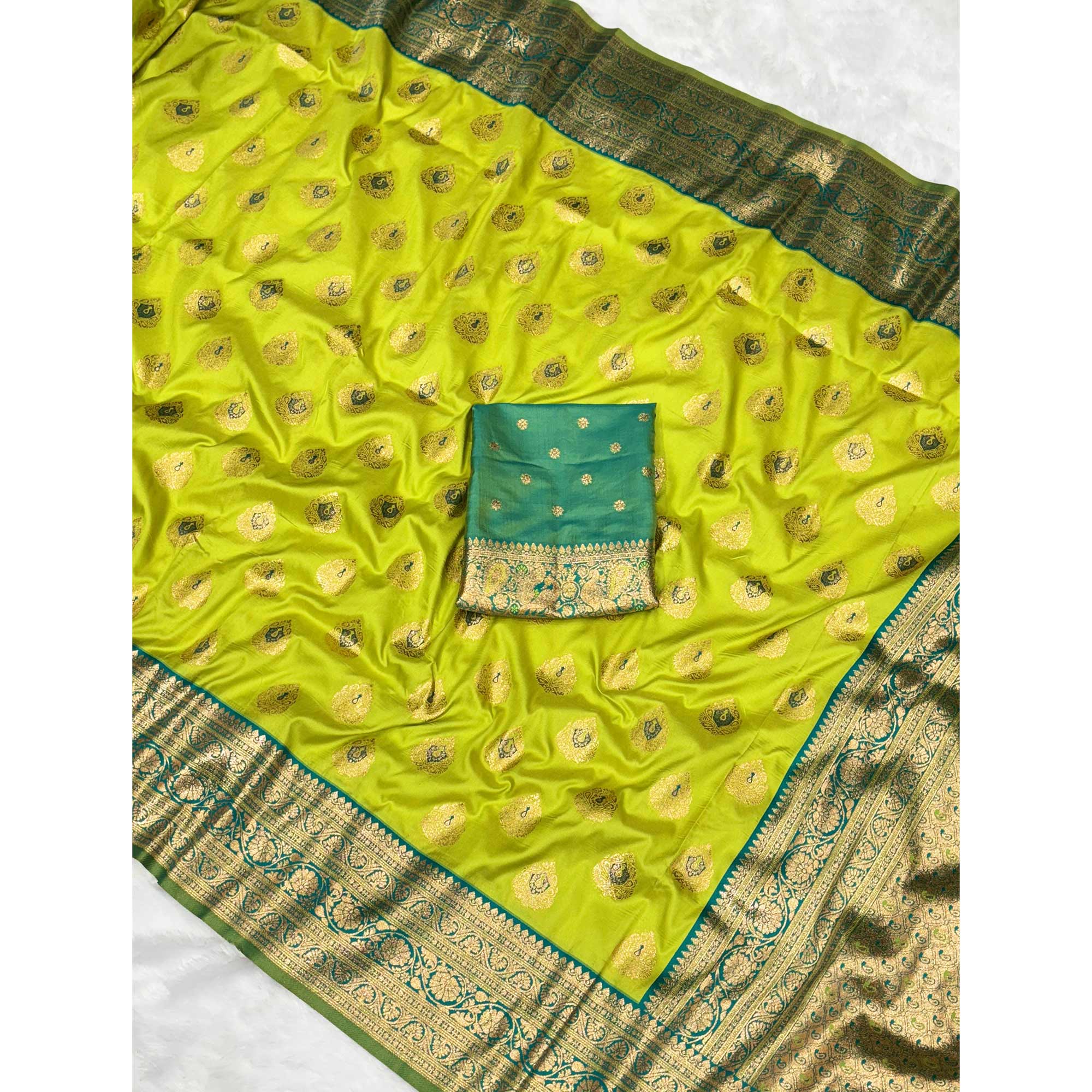 Rich Green Banarasi Look Pure Silk Saree with Zari Butti Weaving