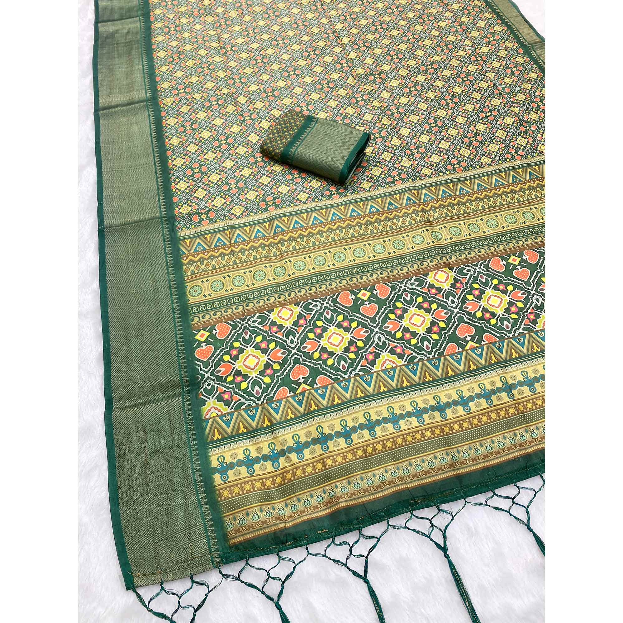Green Dola Silk Saree Featuring Traditional Patan Patola Print