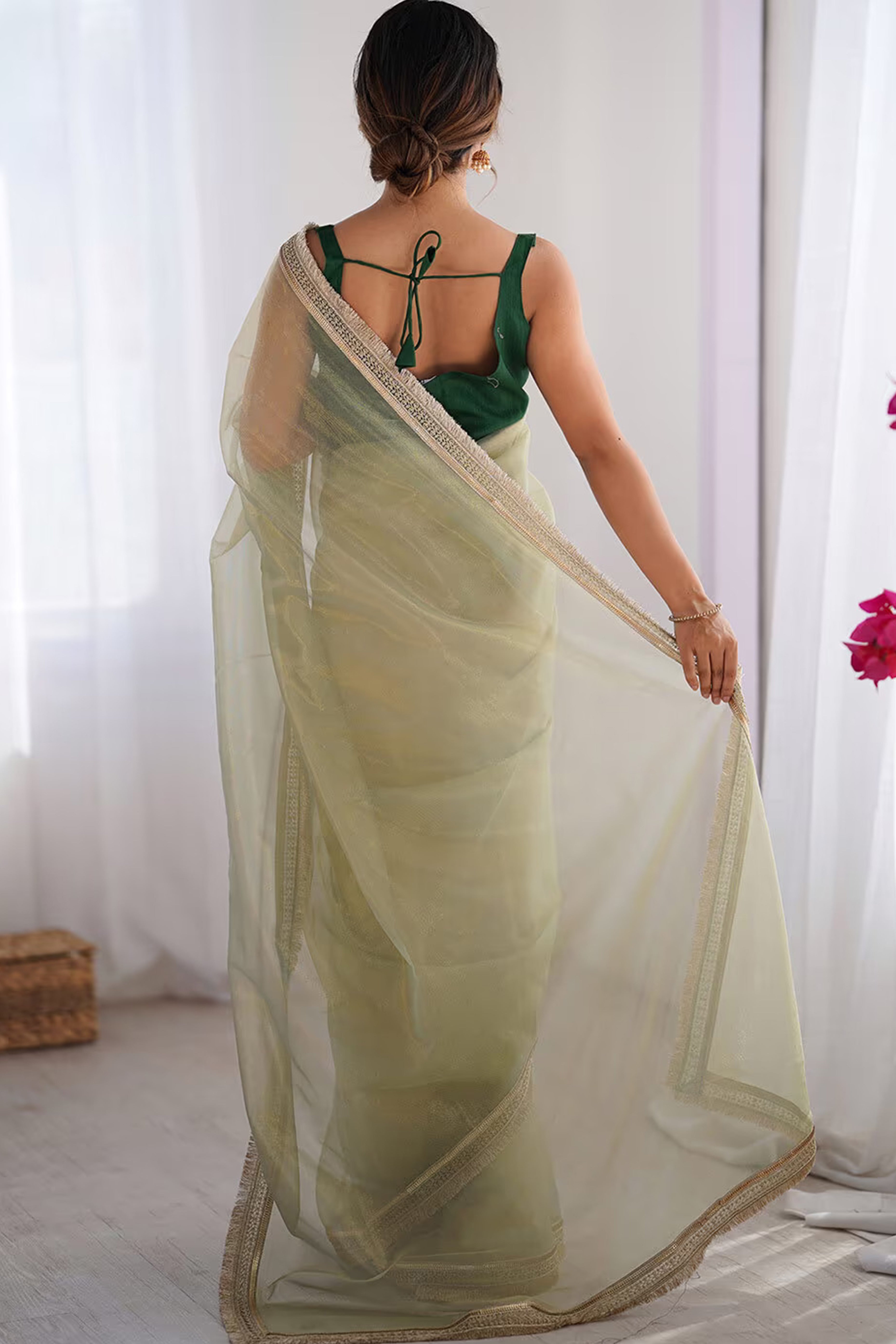 Green Solid Pattern Net Saree with Refined Lace Work for Parties