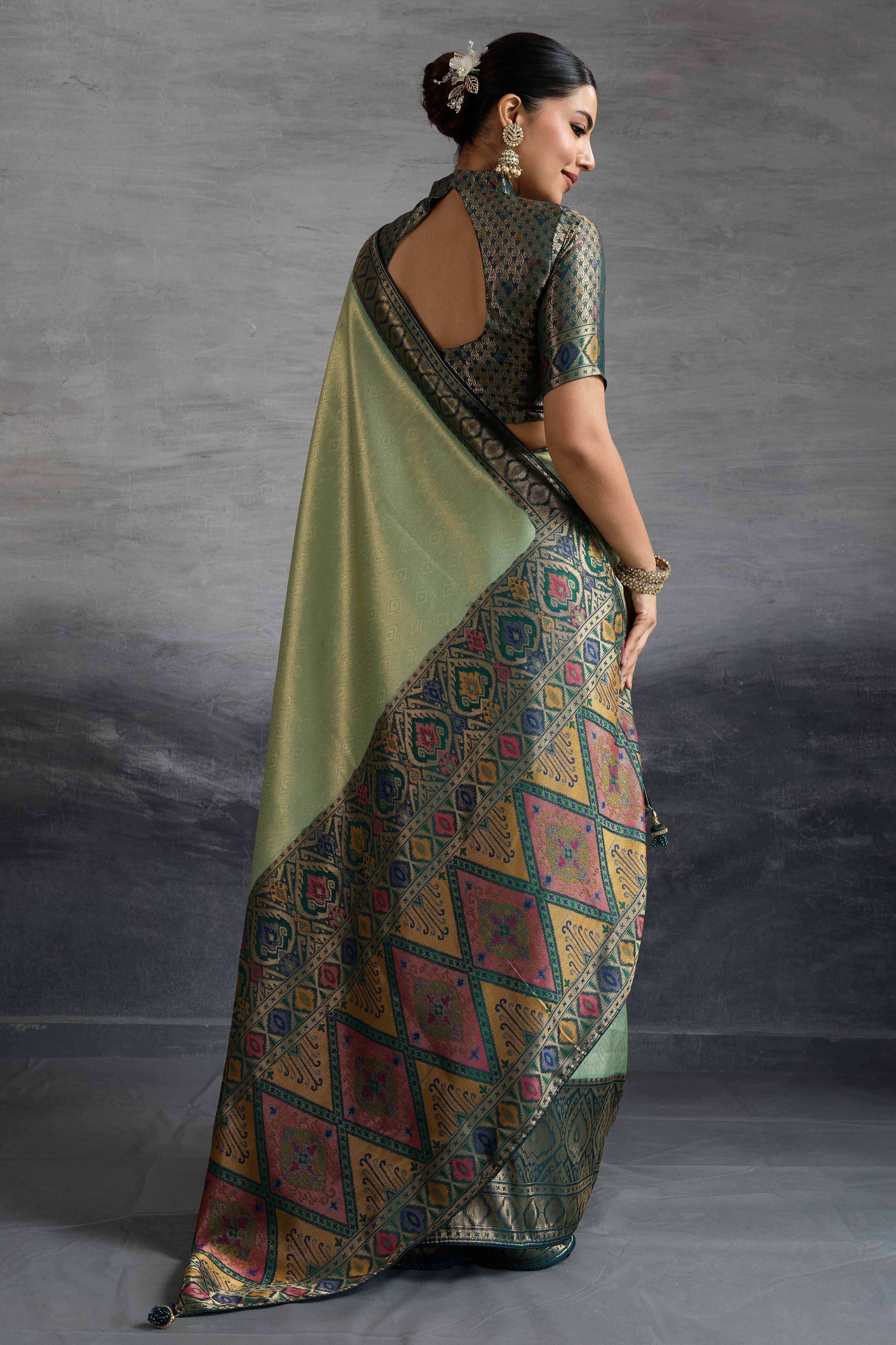 Mint Green Kanjivaram Silk Saree With Traditional Kadiyal Style Zari Weaving &  Meenakari Pallu