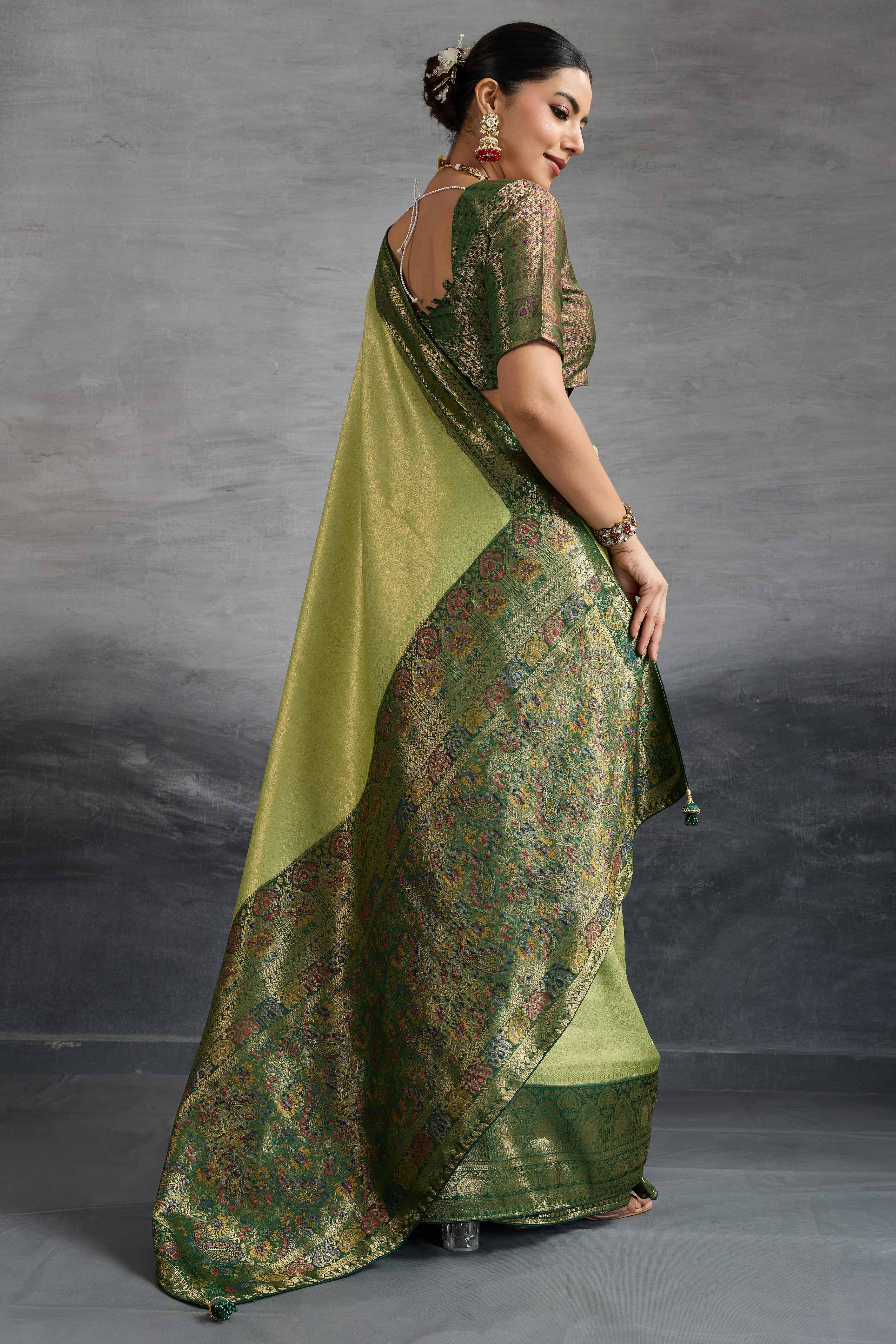 Green Kanjivaram Silk Saree In Kadiyal Style Zari Weaving With Ornate Meenakari Pallu