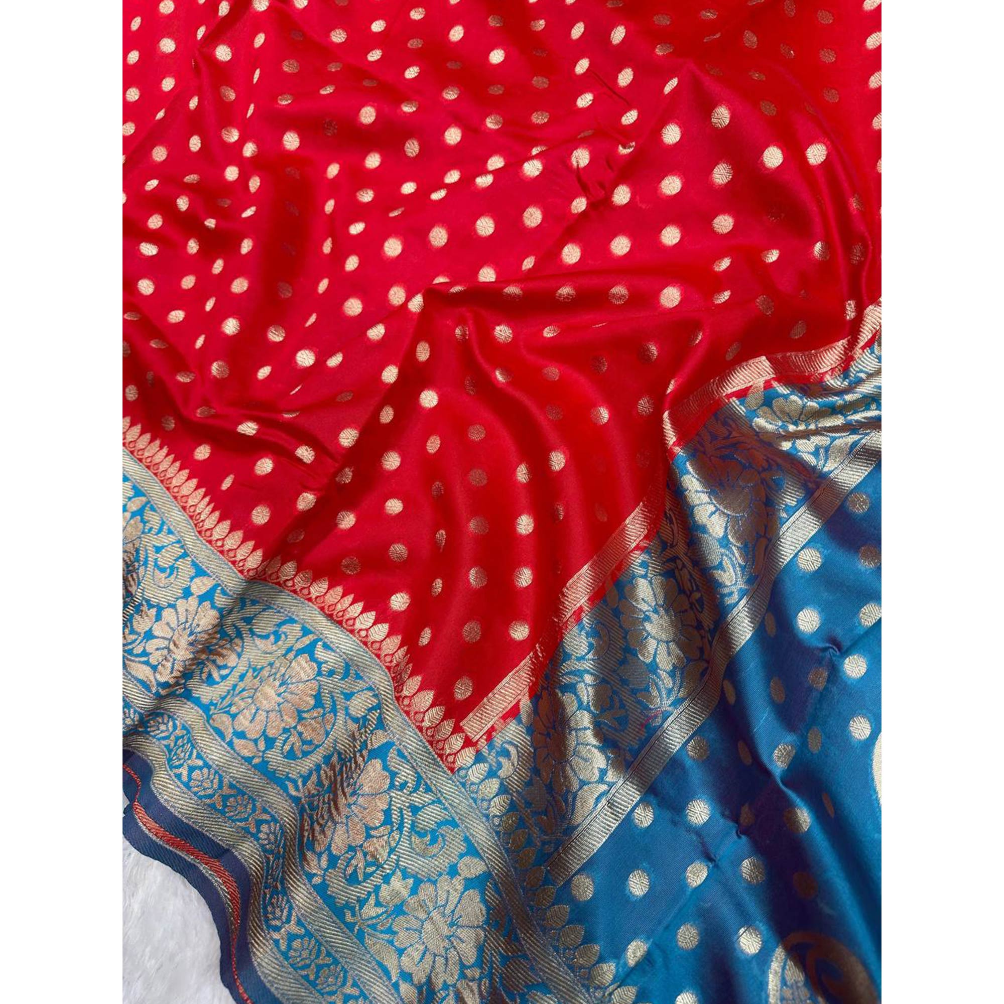 Classic Red Zari Woven Lichi Banarasi Silk Saree With Rich Detailing & Timeless Elegance