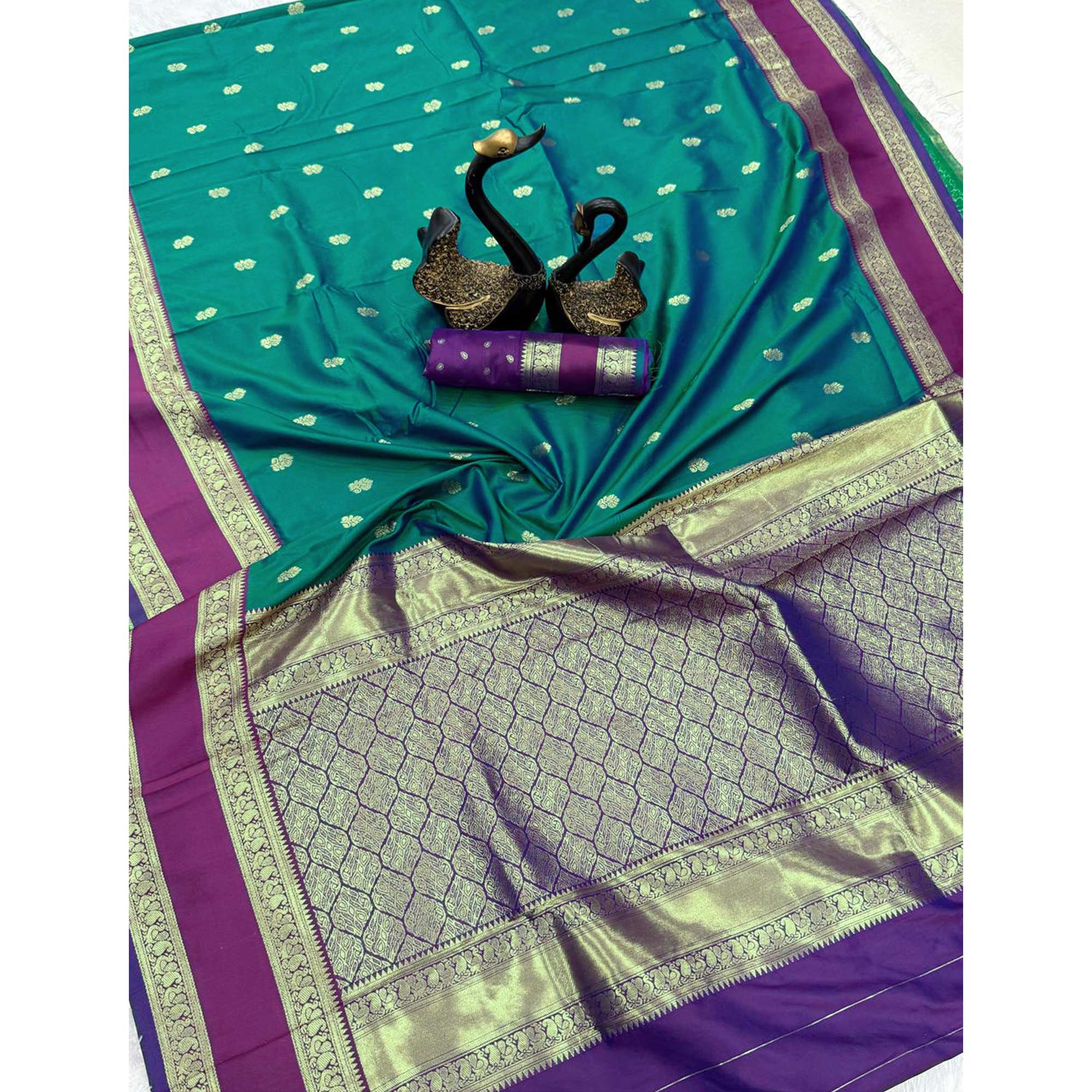 Morpich Green Luxurious Kanjivaram Silk Saree Featuring Ornate Zari Butti Motifs