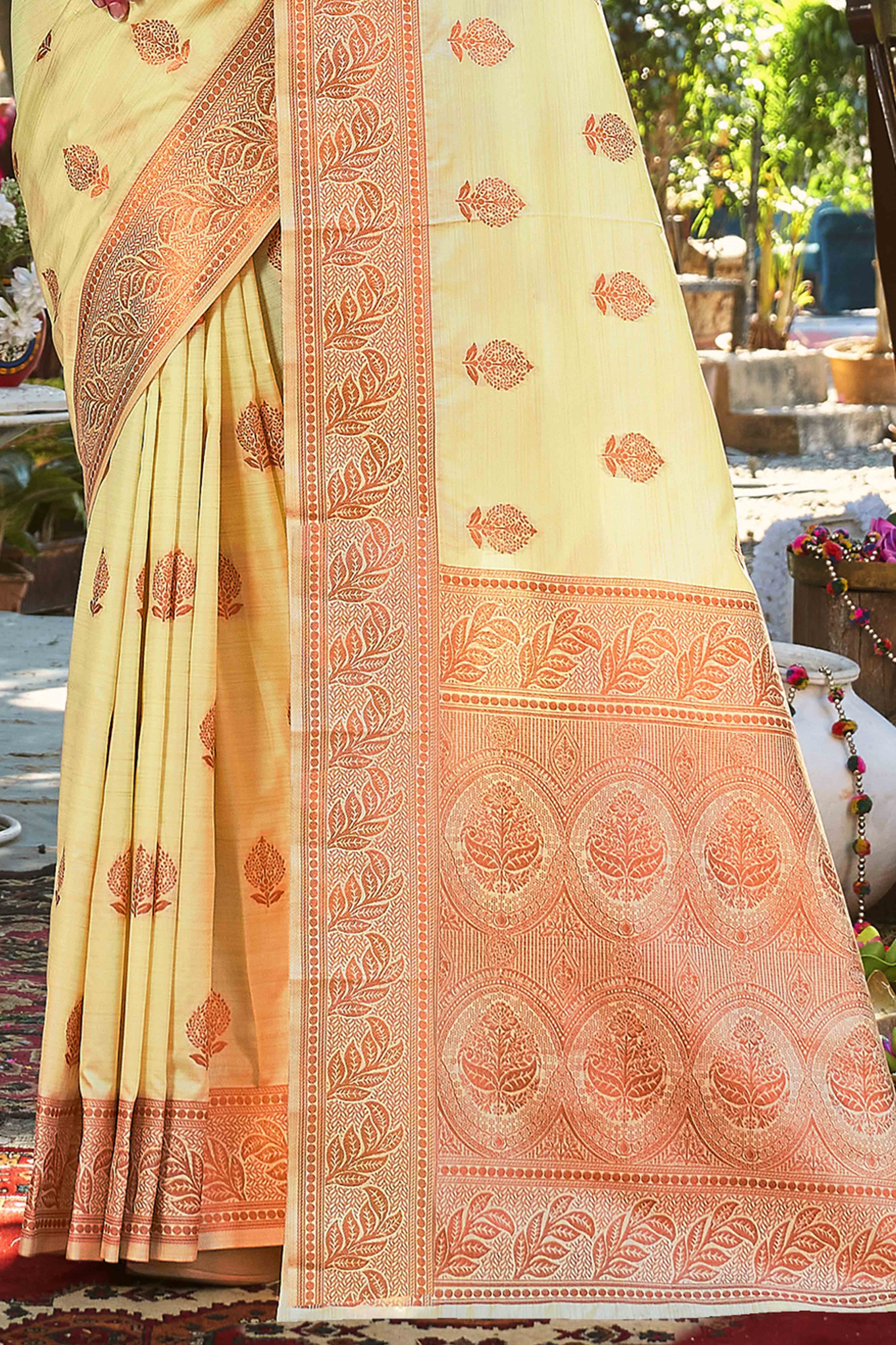 Elegant Floral Zari Woven Banarasi Silk Saree In Yellow