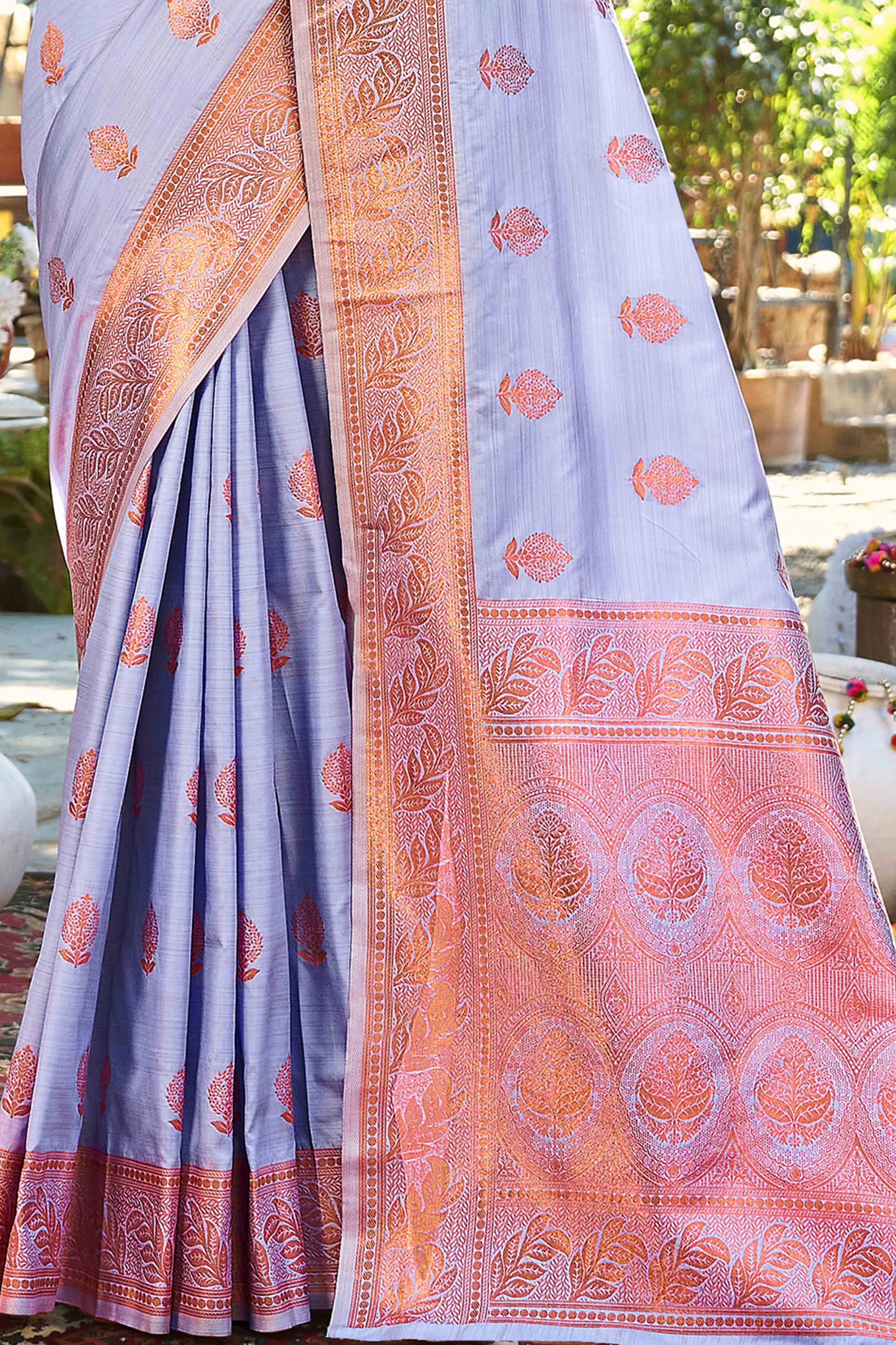 Majestic Floral Zari Woven Banarasi Silk Saree In Lavender
